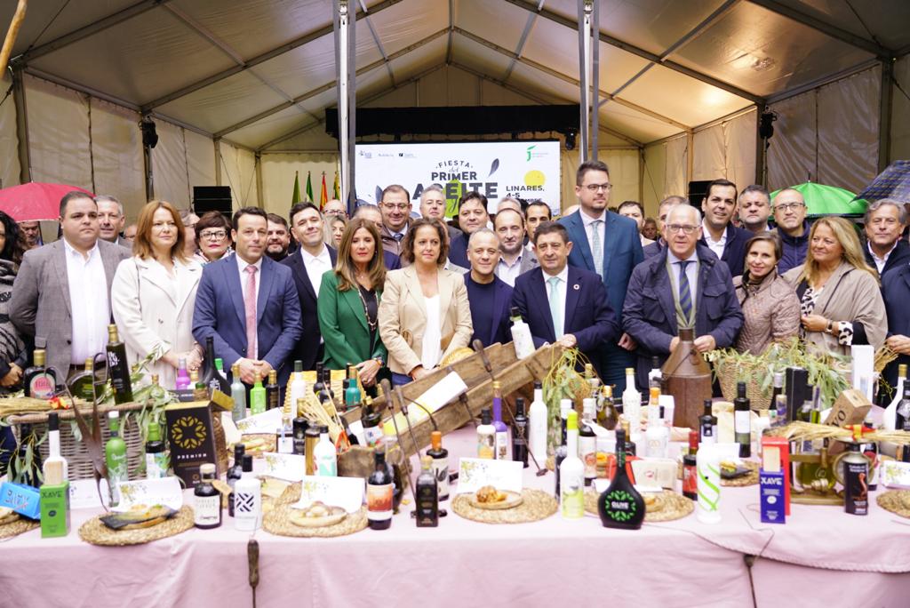 Foto de familia en la inauguración de la X Fiesta del Primer Aceite de Jaén. JPG de 125 KB | Ampliar en ventana nueva | Diputación de Jaén