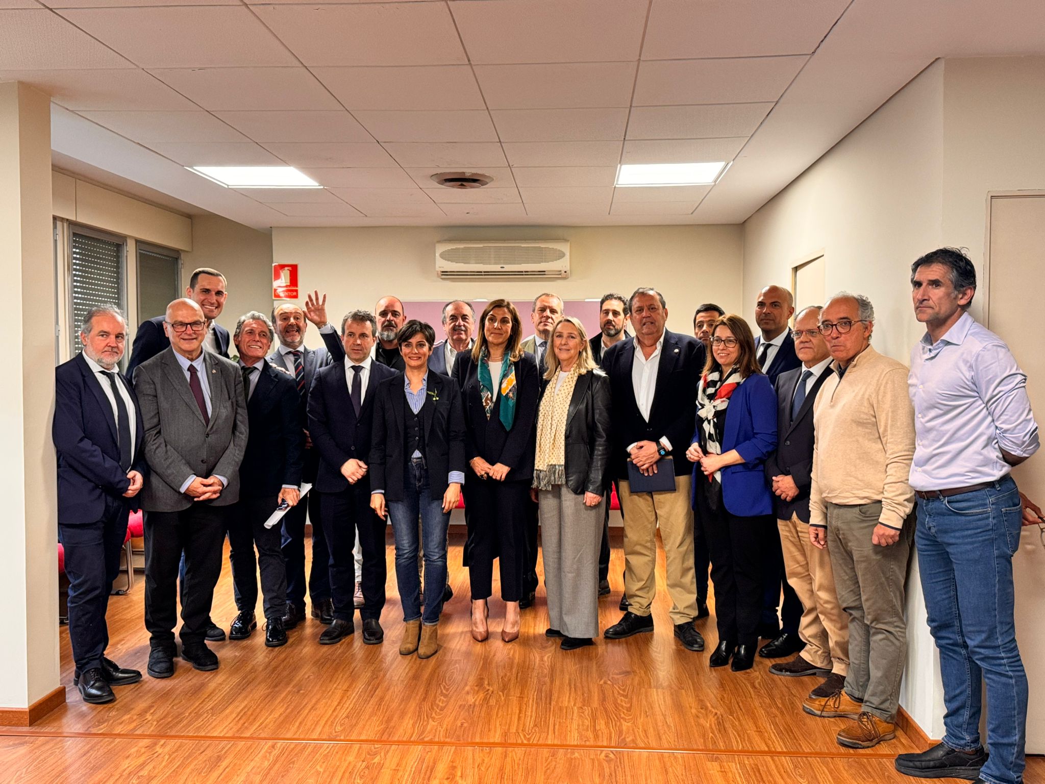 Participantes en esta reunión técnica con la ministra de Vivienda y Agenda Urbana