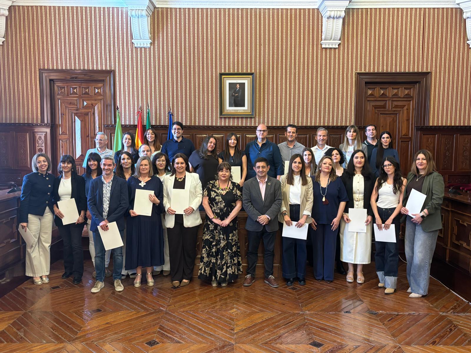 Foto de familia del presidente y vicepresidenta tercera en el Salón de Plenos del Palacio Provincial | Diputación de Jaén | Ampliar imagen