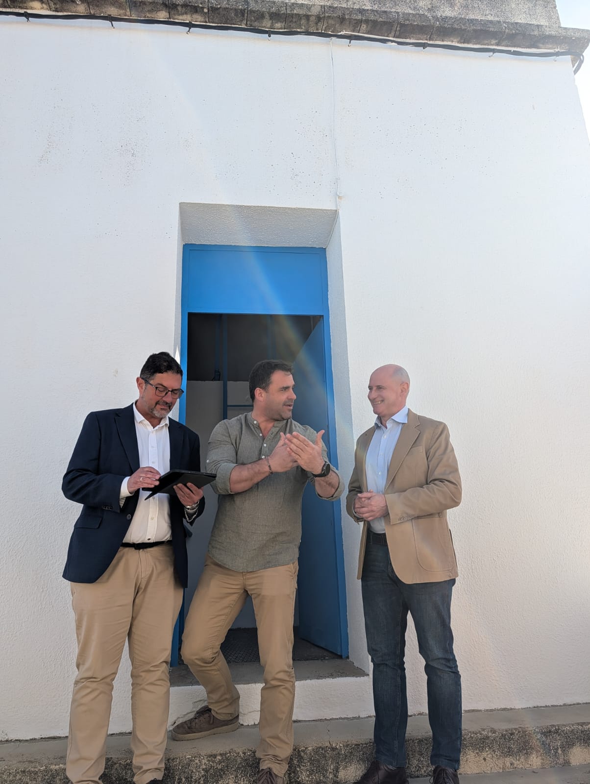 José Luis Hidalgo, a la derecha, junto al alcalde de Begíjar, durante su visita a uno de los depósitos de esta localidad | Diputación de Jaén | Ampliar imagen
