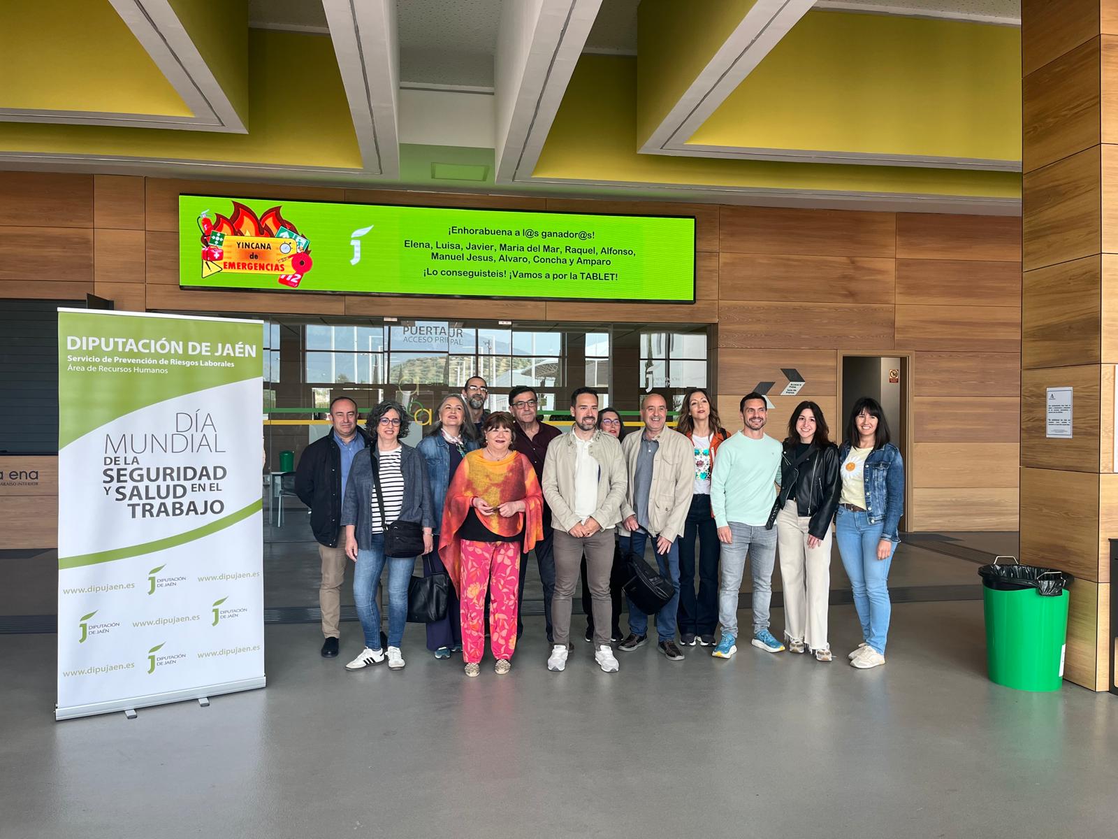 Pilar Parra junto a los ganadores de la yincana de emergencias que se ha llevado a cabo | Diputación de Jaén | Ampliar imagen