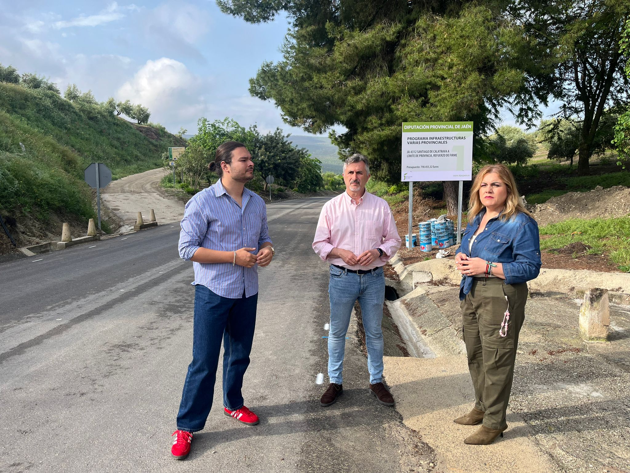 El diputado de Infraestructuras Municipales, en el centro, junto a la alcaldesa de Santiago de Calatrava, durante su visita a las obras en esta carretera | Diputación de Jaén | Ampliar imagen