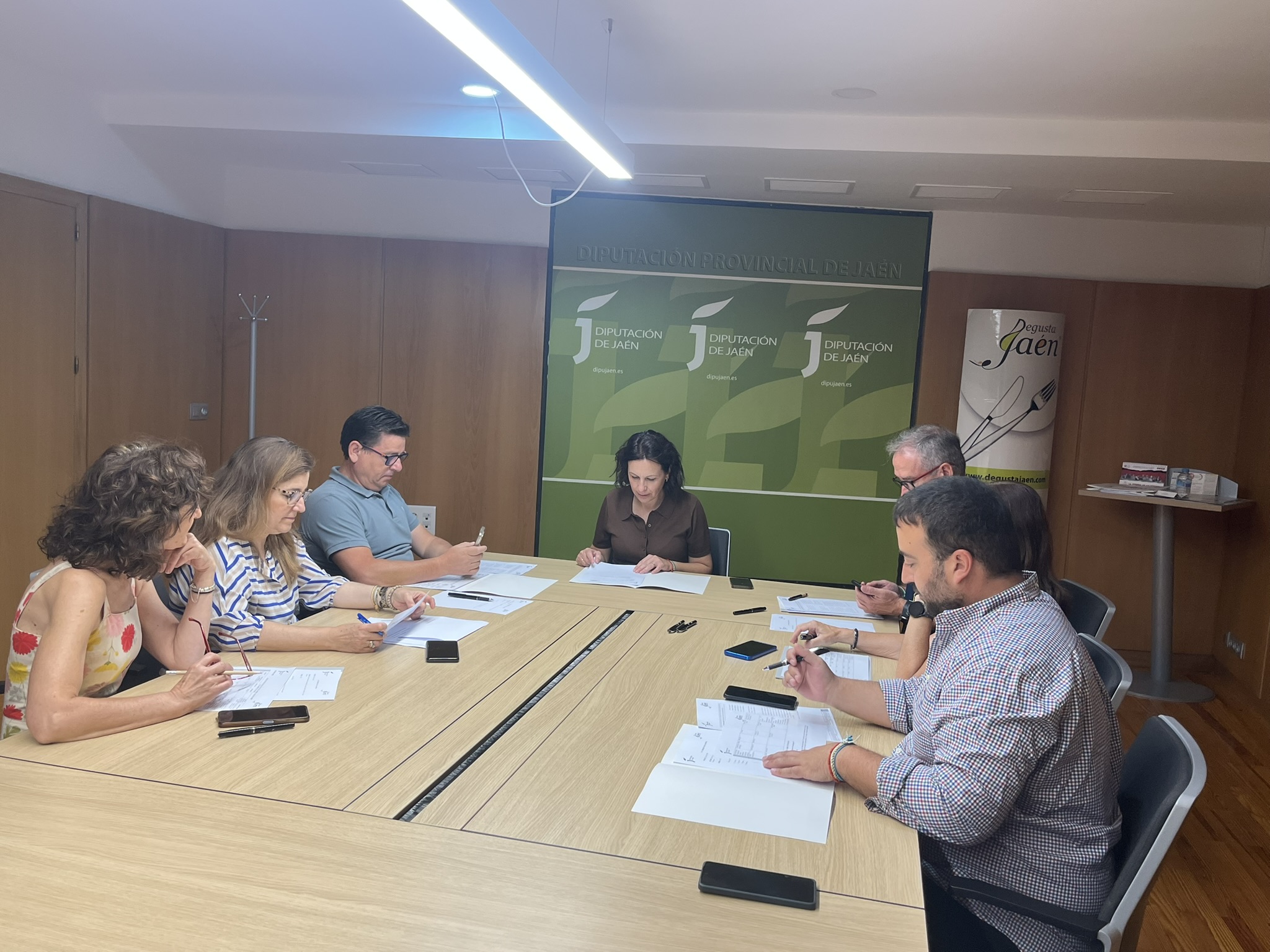 Reunión de la comisión de la marca Degusta Jaén, presidida por la diputada de Agricultura, Ganadería, Medio Ambiente y Cambio Climático, Isabel Uceda | Diputación de Jaén | Ampliar imagen