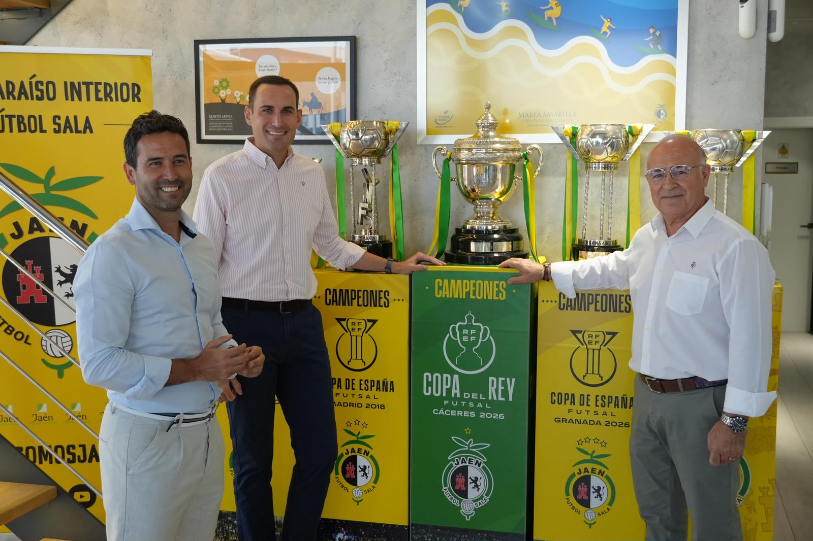 El presidente de la Diputación junto a Germán Aguayo y Miguel Hernández, presidente y directivo del club, respectivamente | Diputación de Jaén | Ampliar imagen