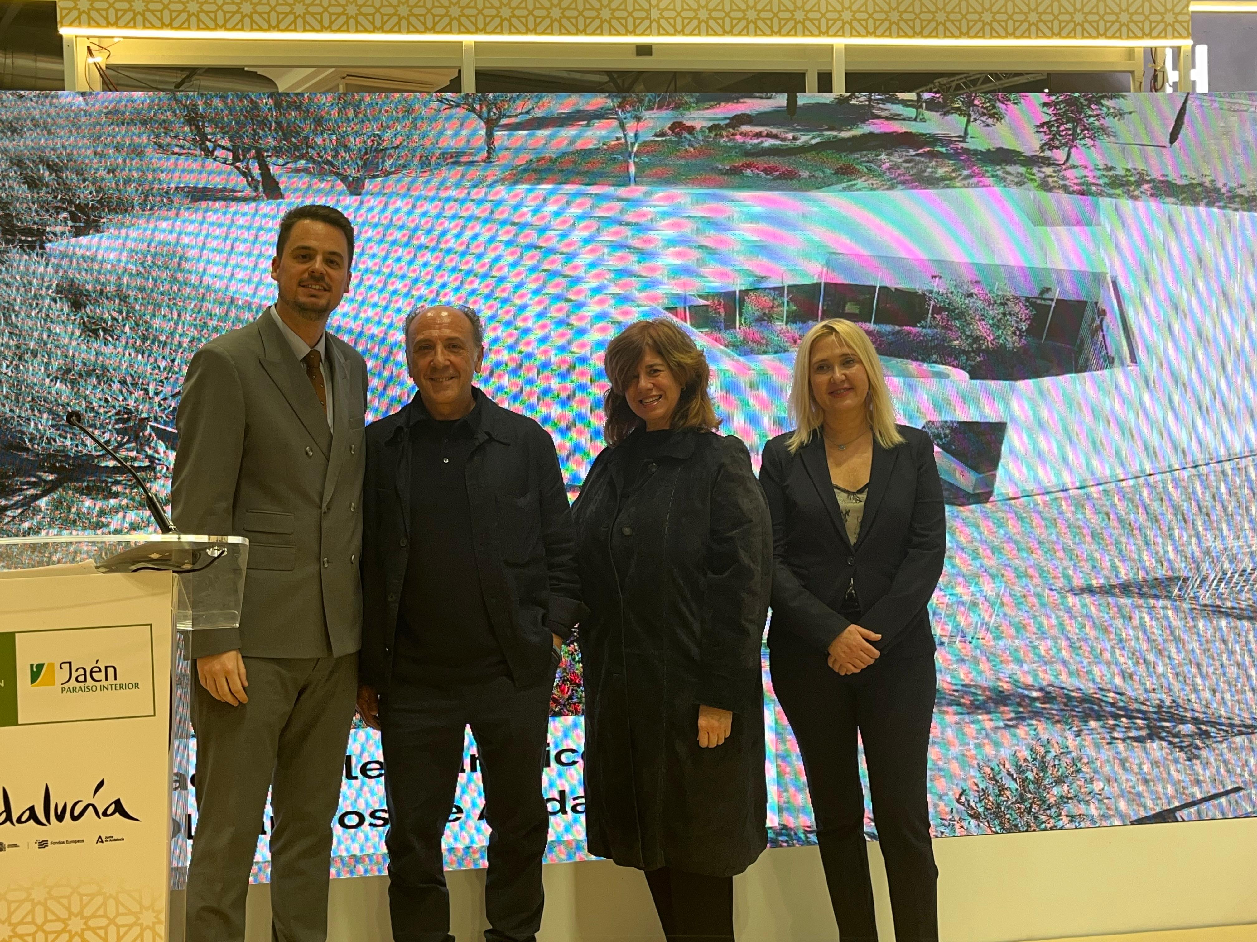 Francisco Javier Lozano junto a los arquitectos responsables de este proyecto, Afonso Mollinedo e Isabel Rus, y María Espejo | Diputación de Jaén | Ampliar imagen