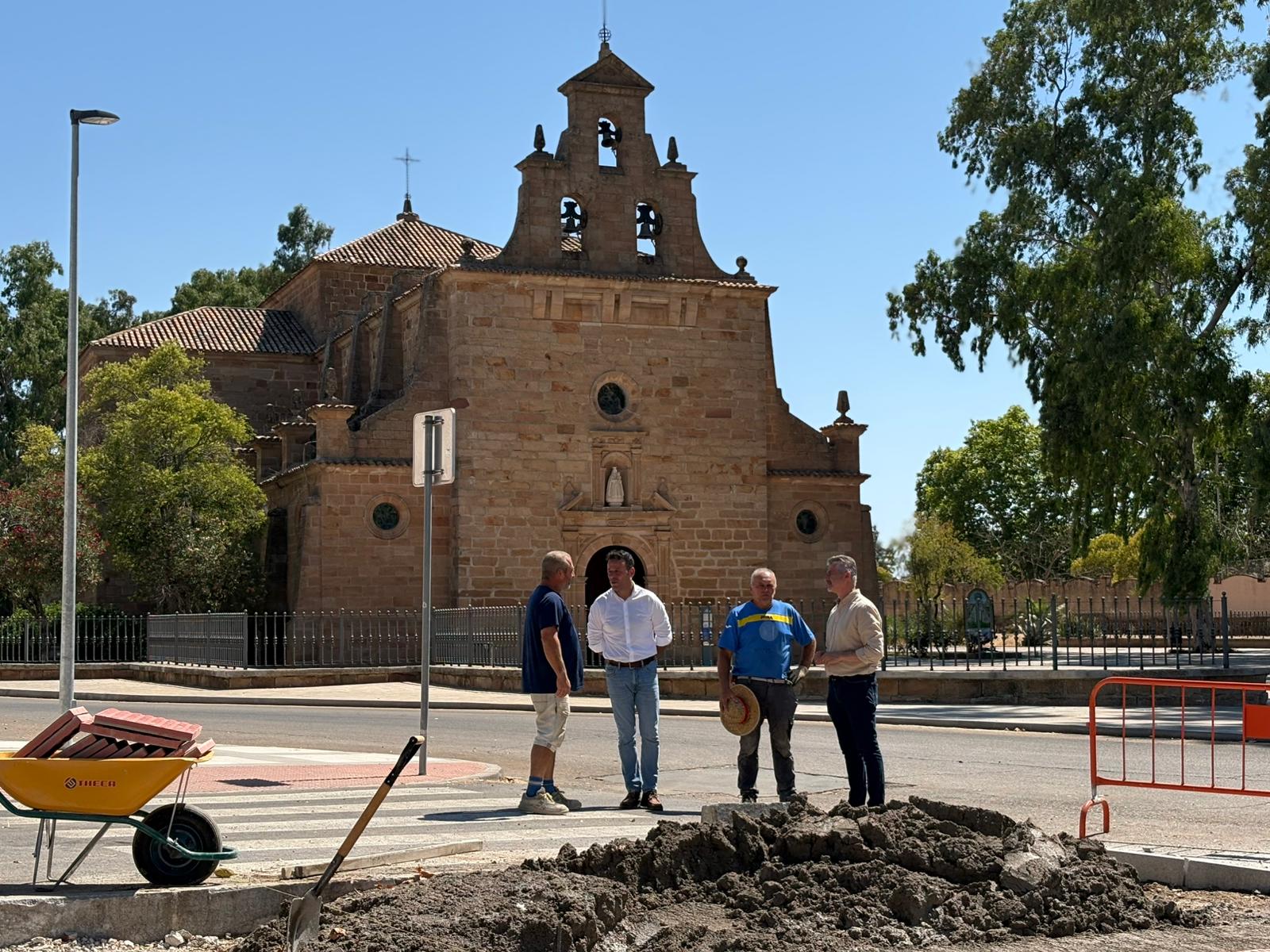José Luis Agea y Javier Perales, con operarios que están ejecutando estas obras | Diputación de Jaén | Ampliar imagen