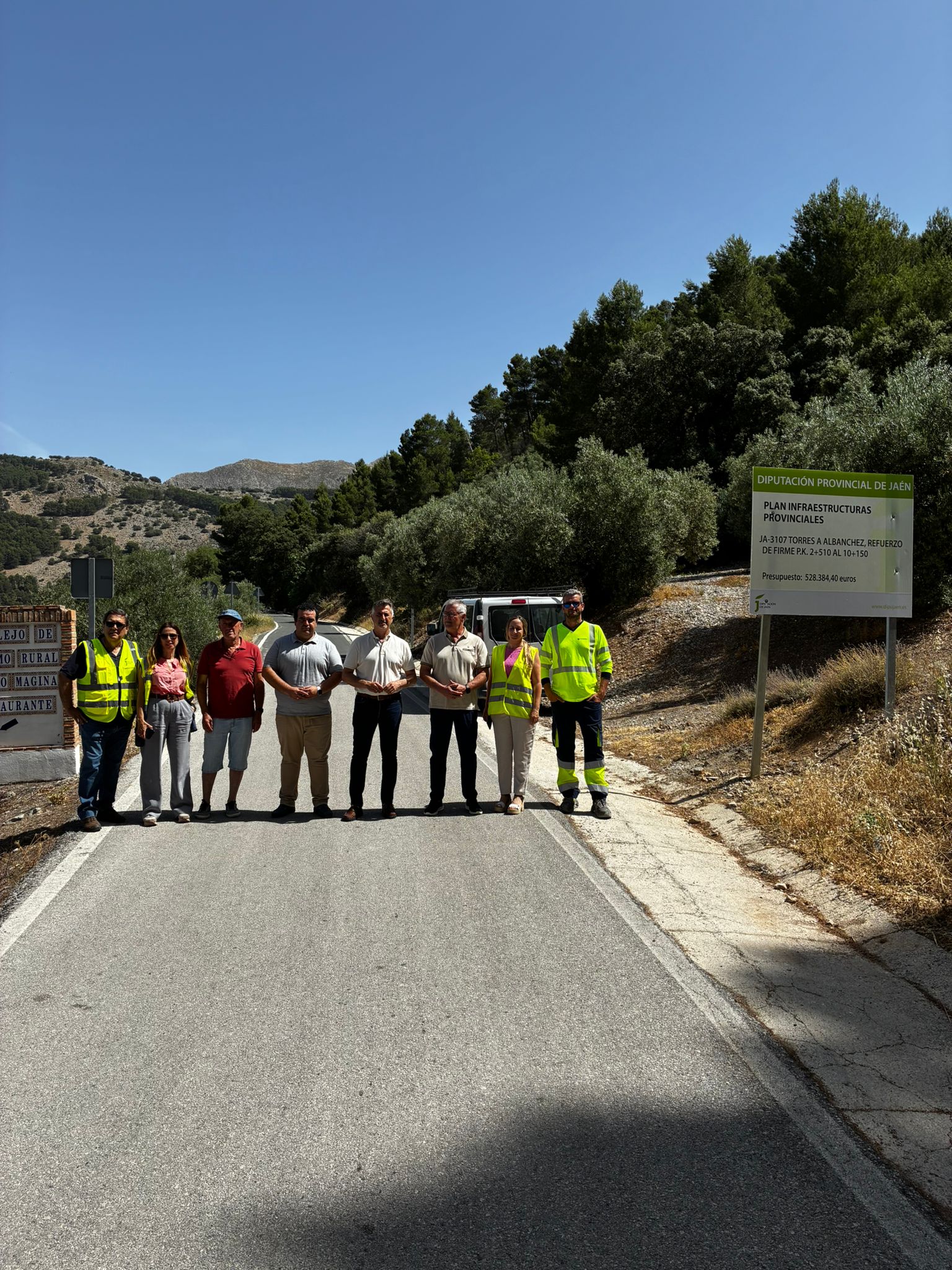 El diputado de Infraestructuras Municipales, en el centro, flanqueado por representantes de ambos ayuntamientos y técnicos de la obra | Diputación de Jaén | Ampliar imagen
