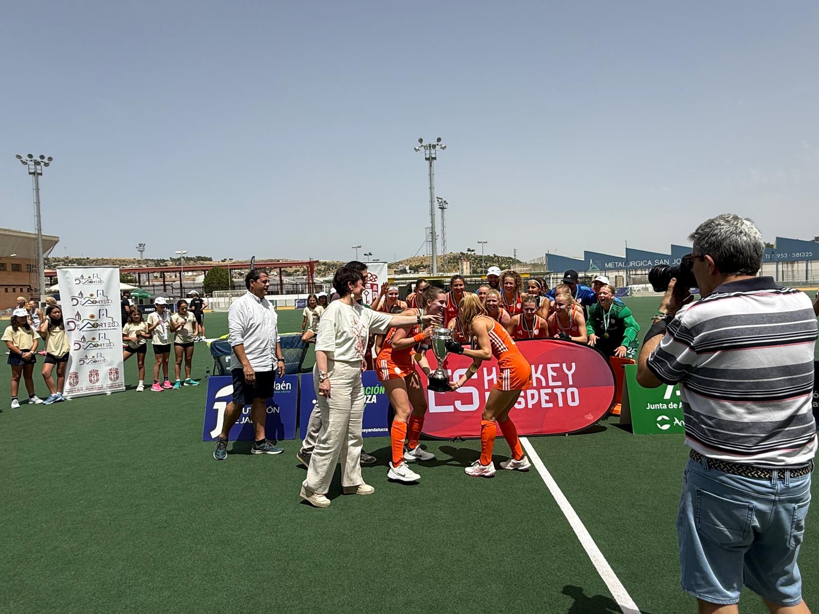 Inés Arco, entregando la copa a las campeonas de este torneo