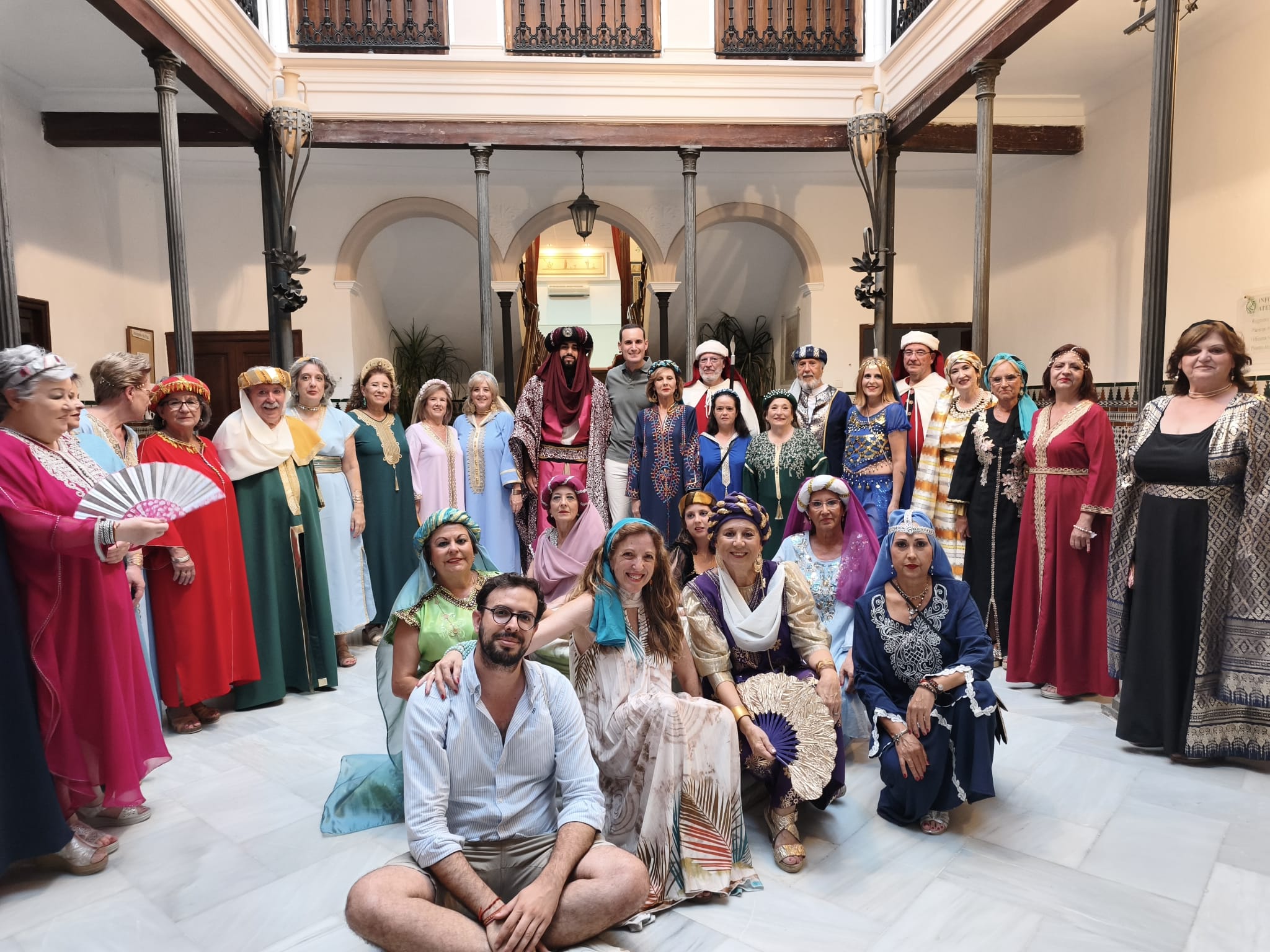 El presidente de la Diputación, en el centro al fondo, junto a participantes en el pasacalles inaugural de estas Veladas Nazaríes de Arjona