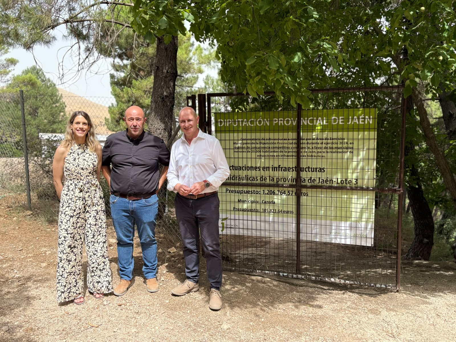 José Luis Hidalgo, a la derecha, junto a José Luis Olivares, ante un panel que recoge esta actuación