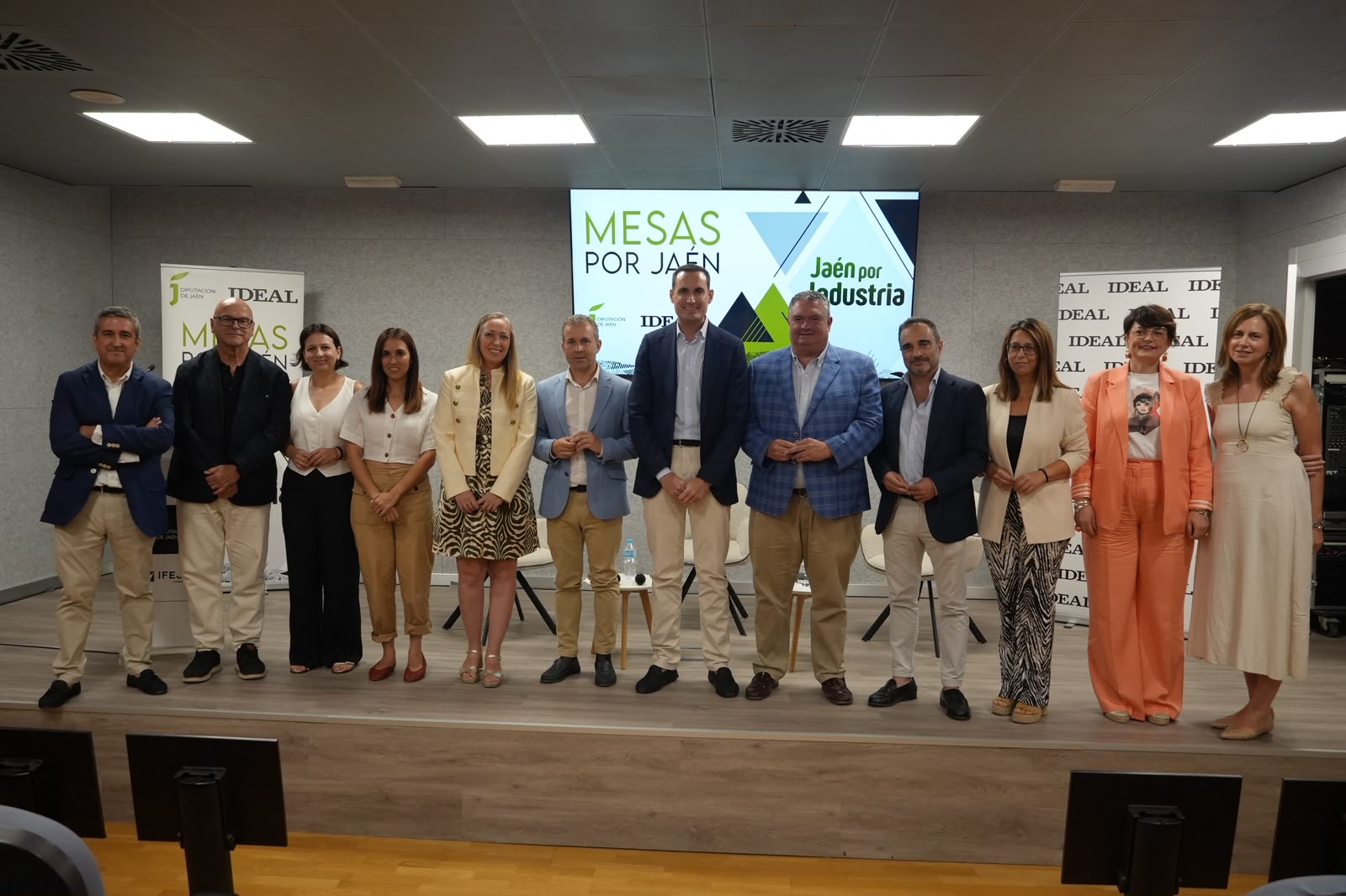 Juan Latorre, en el centro, flanqueado por autoridades presentes en este acto de clausura de las 'Mesas por Jaén' de ideal | Diputación de Jaén | Ampliar imagen