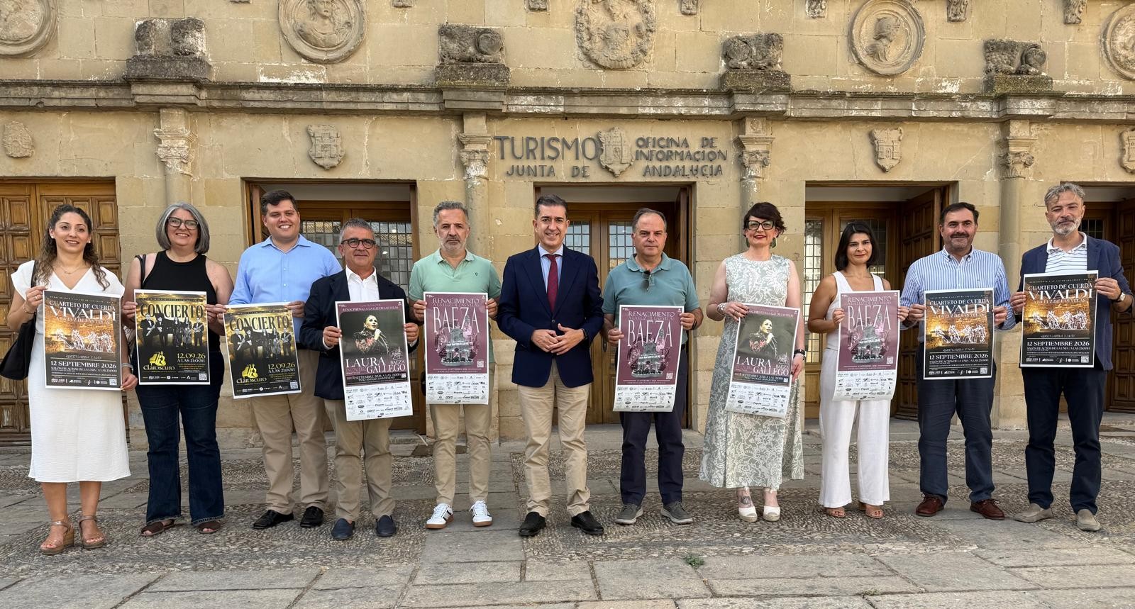 Foto de familia de autoridades participantes en este acto de presentación