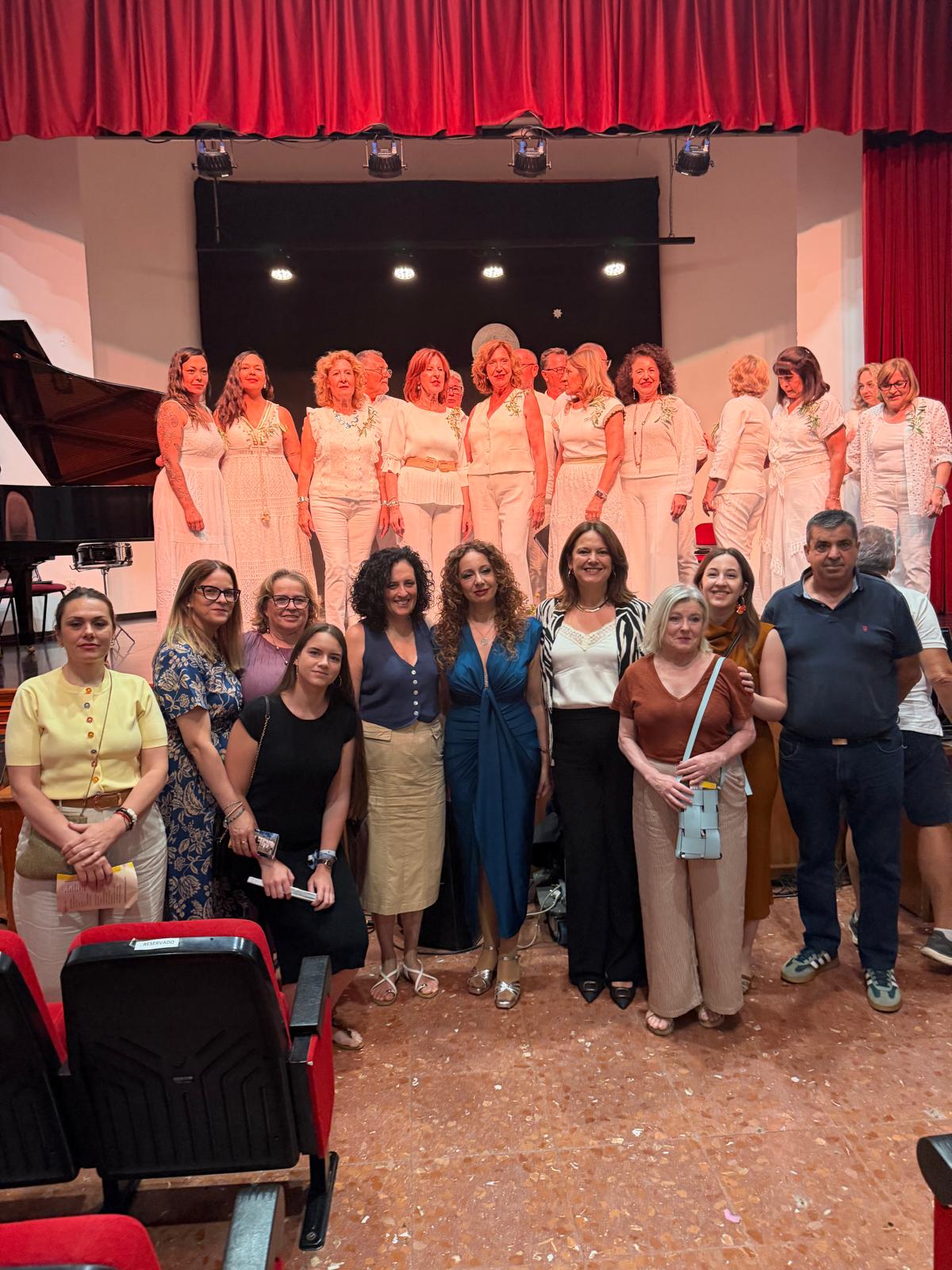 Lourdes Martínez junto a otras autoridades y miembros del grupo oriolano Lux Aeterna | Diputación de Jaén | Ampliar imagen