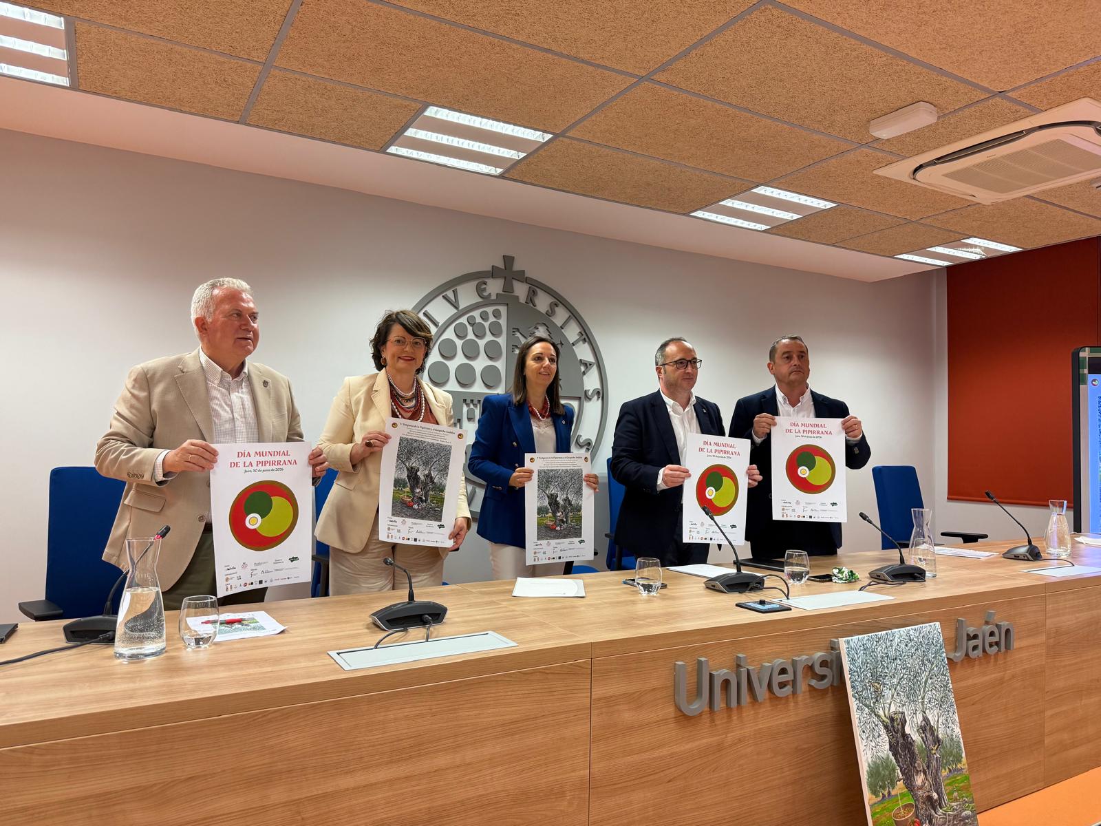 La diputada de Gobierno Electrónico y Régimen Interior interviene en la presentación del V Simposio de la Pipirrana y el Gazpacho Andaluz | Diputación de Jaén | Ampliar imagen