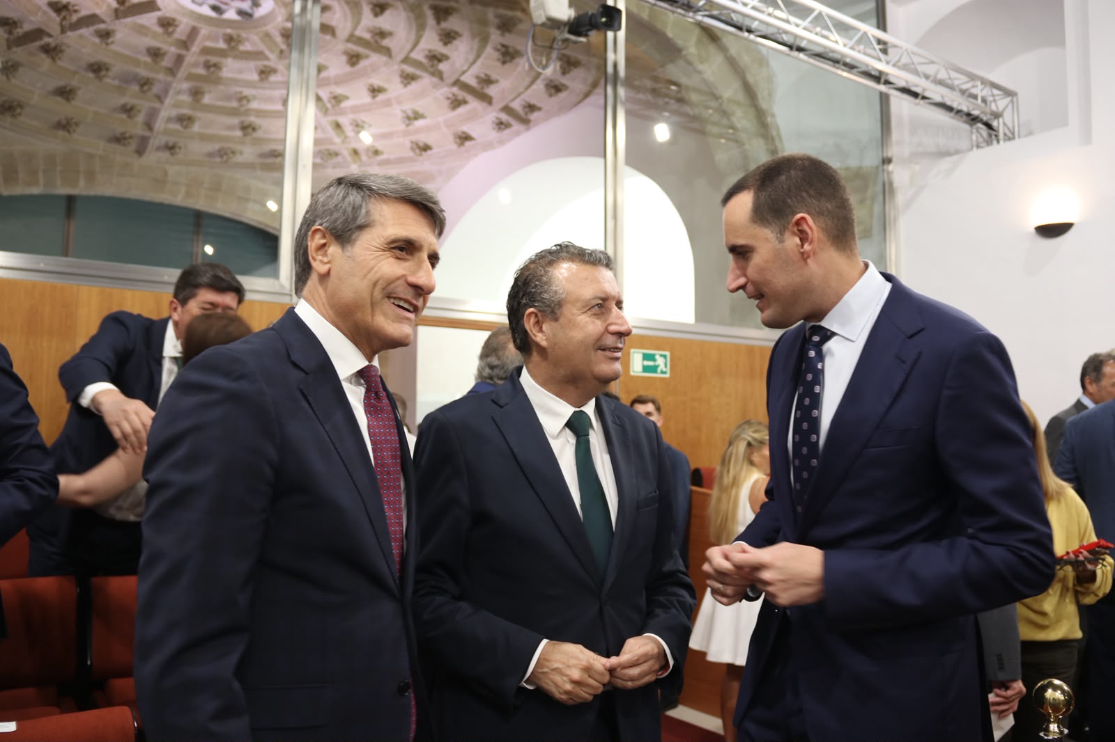 Juan Latorre, a la derecha, departiendo con el presidente de la Diputación de Sevilla y al delegado del Gobierno de España en Andalucía