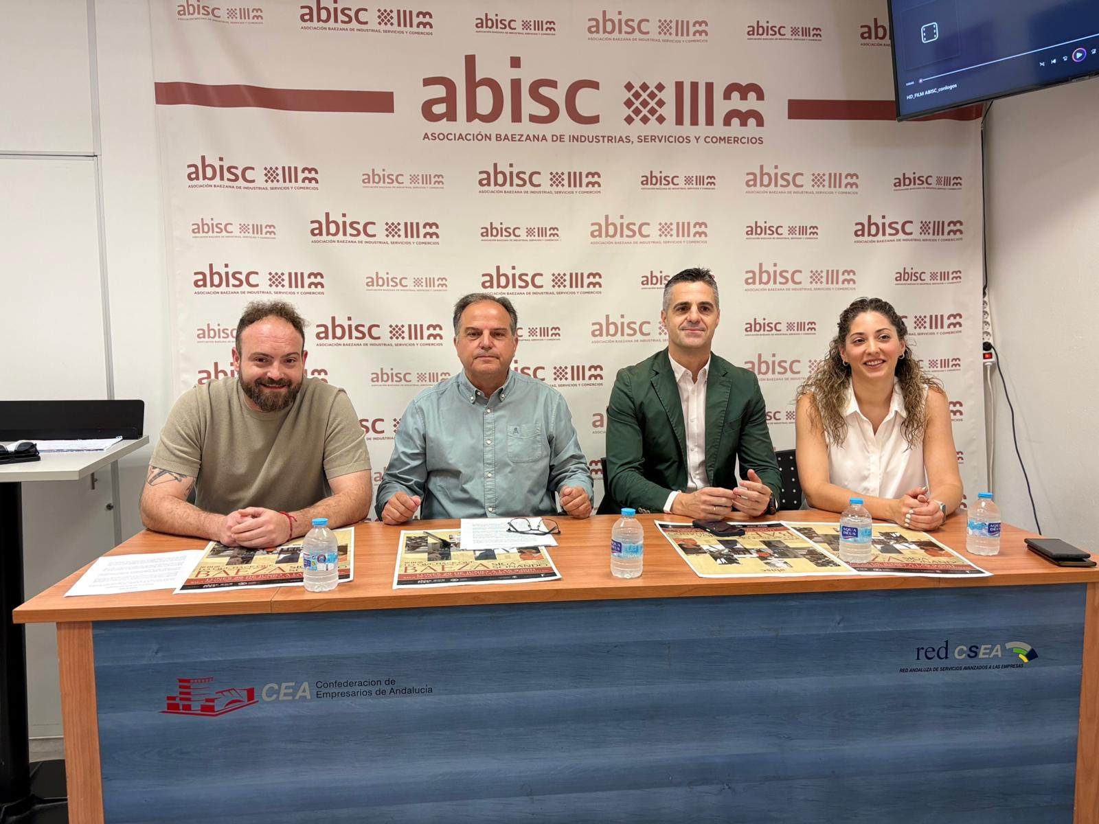 En el centro, Juan Pedro Checa junto a Luis Miguel Carmona en la presentación de este convenio y de este largometraje | Diputación de Jaén | Ampliar imagen