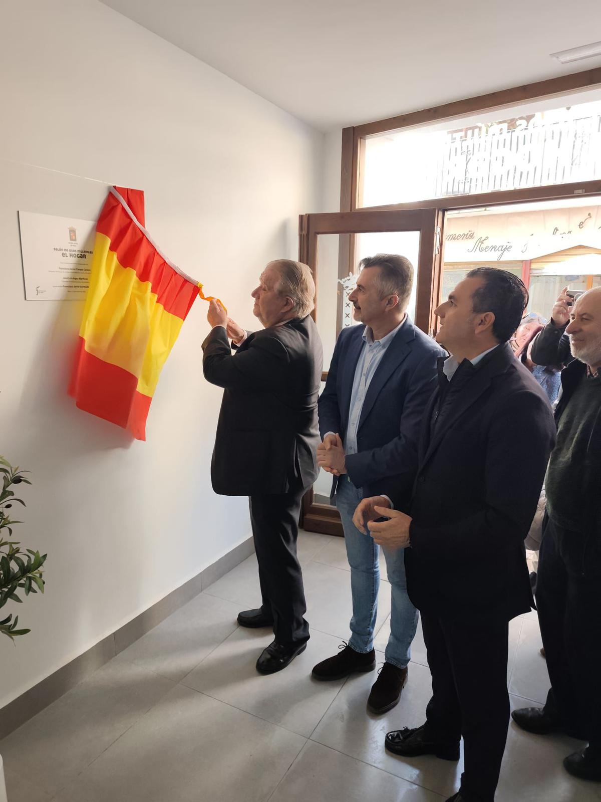 Francisco Javier Carazo, José Luis Agea y Francisco Javier Bermúdez, inaugurando este edificio