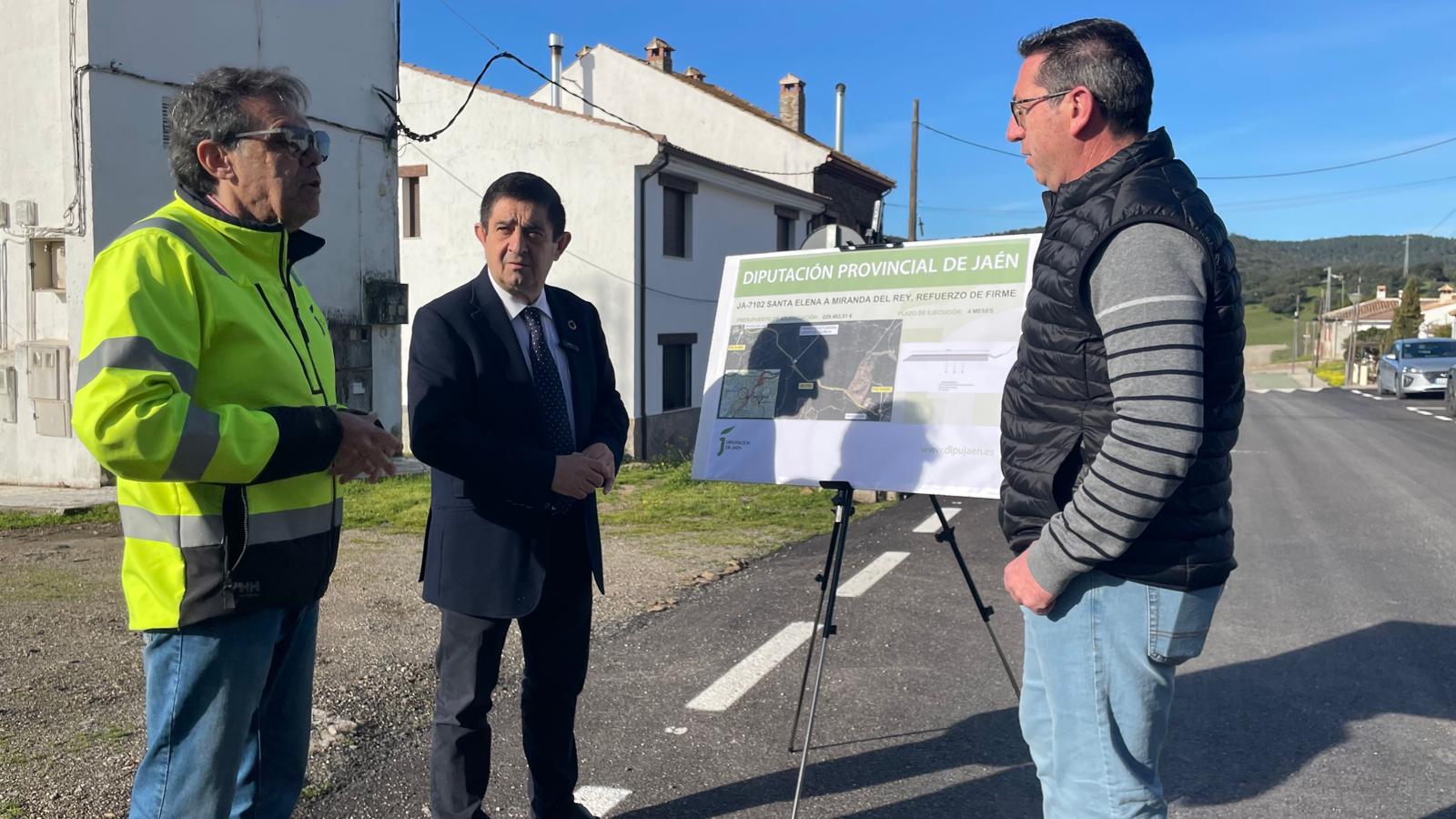 Durante la visita del presidente a esta actuación ejecutada con cargo al Plan Provincial de Infraestructuras Viarias