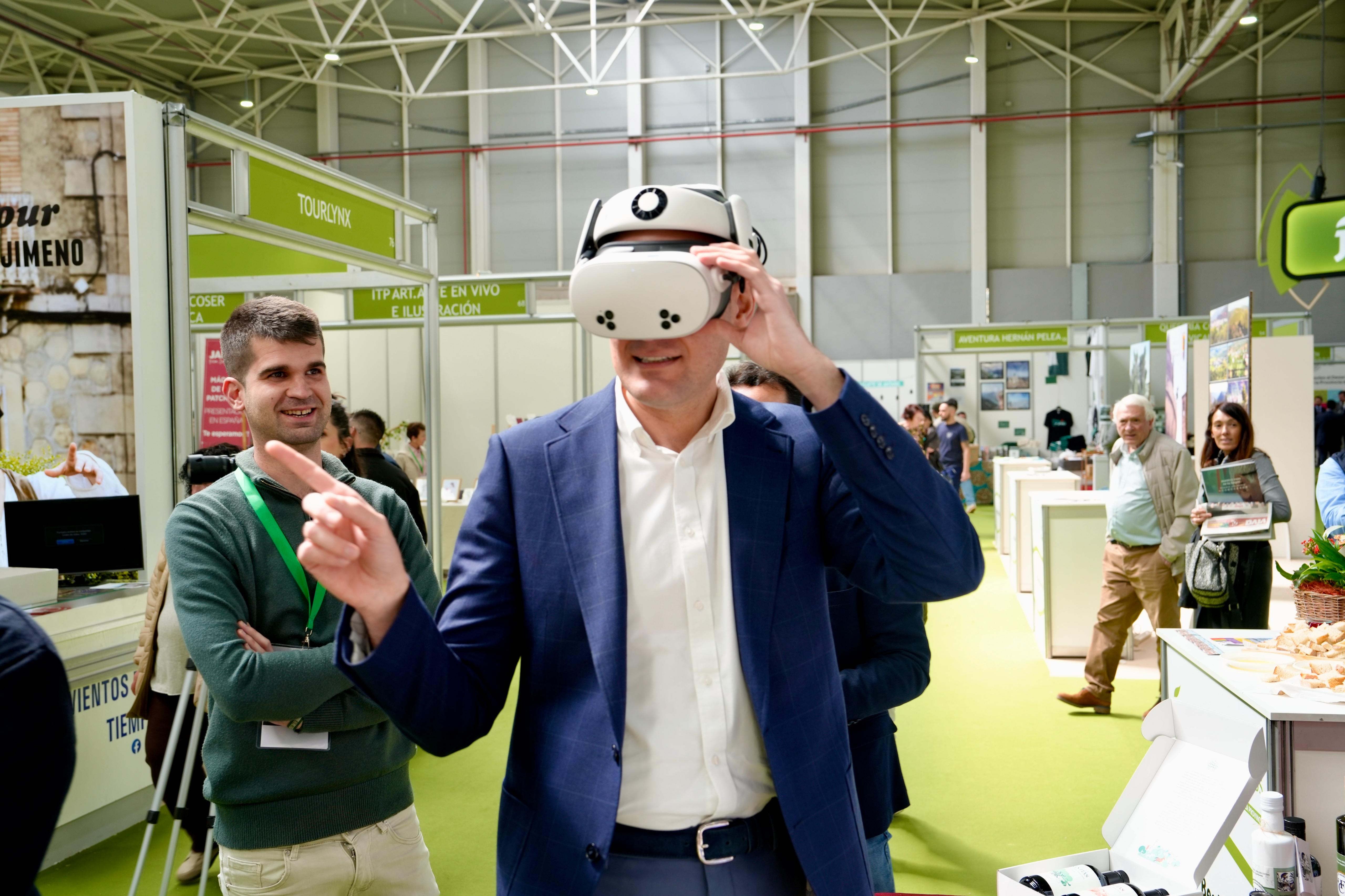 Juan Latorre prueba las gafas 3D para ver el Belén viviente de Ibros