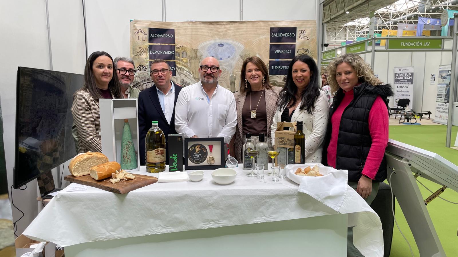 La diputada de Fondos Europeos y Geolit, Lourdes Martínez, asiste a la charla ‘Yo oro tu verde’