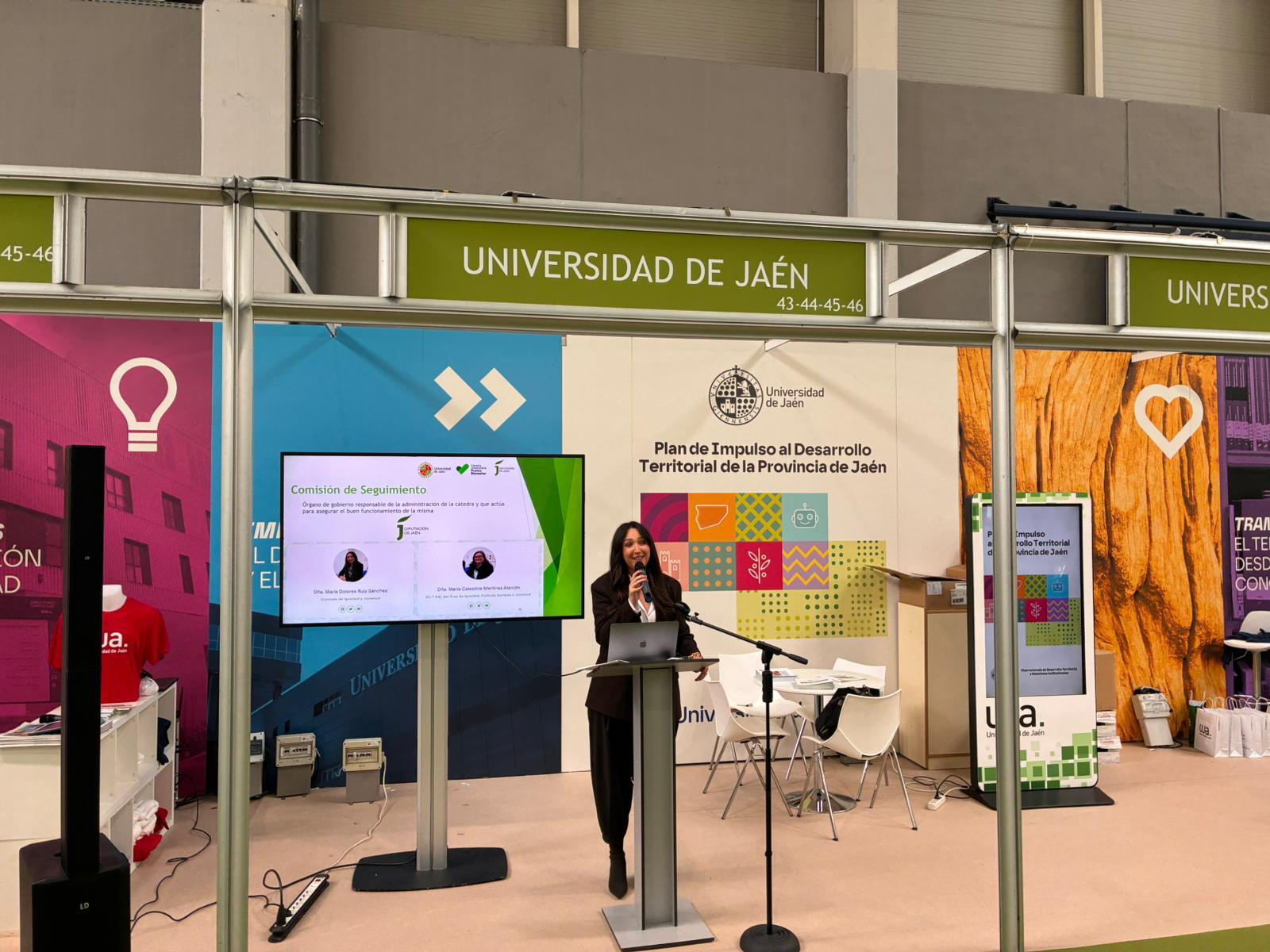 La diputada de Igualdad y Juventud, María Dolores Ruiz, interviene en la presentación de la Cátedra Universitaria Promobienestar que impulsan la UJA y Diputación