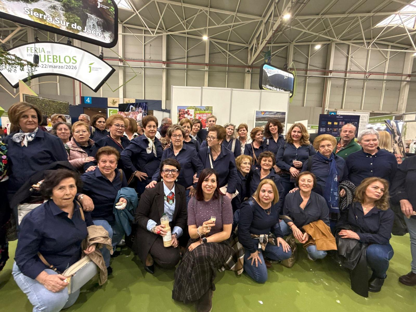La diputada de Gobierno Electrónico con el colectivo de mujeres 'Las Fulleras' de Valdepeñas de Jaén