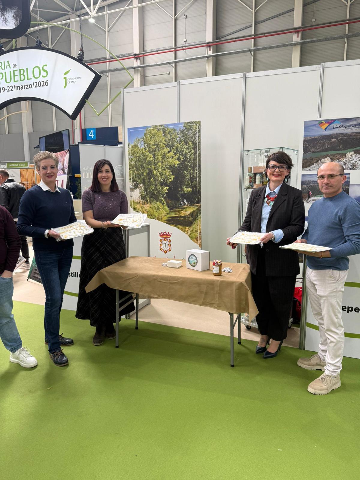Arco visita la degustación de quesos del Cortijo Carbonerillos y de la miel Sierra de Chircales (Valdepeñas de Jaén)