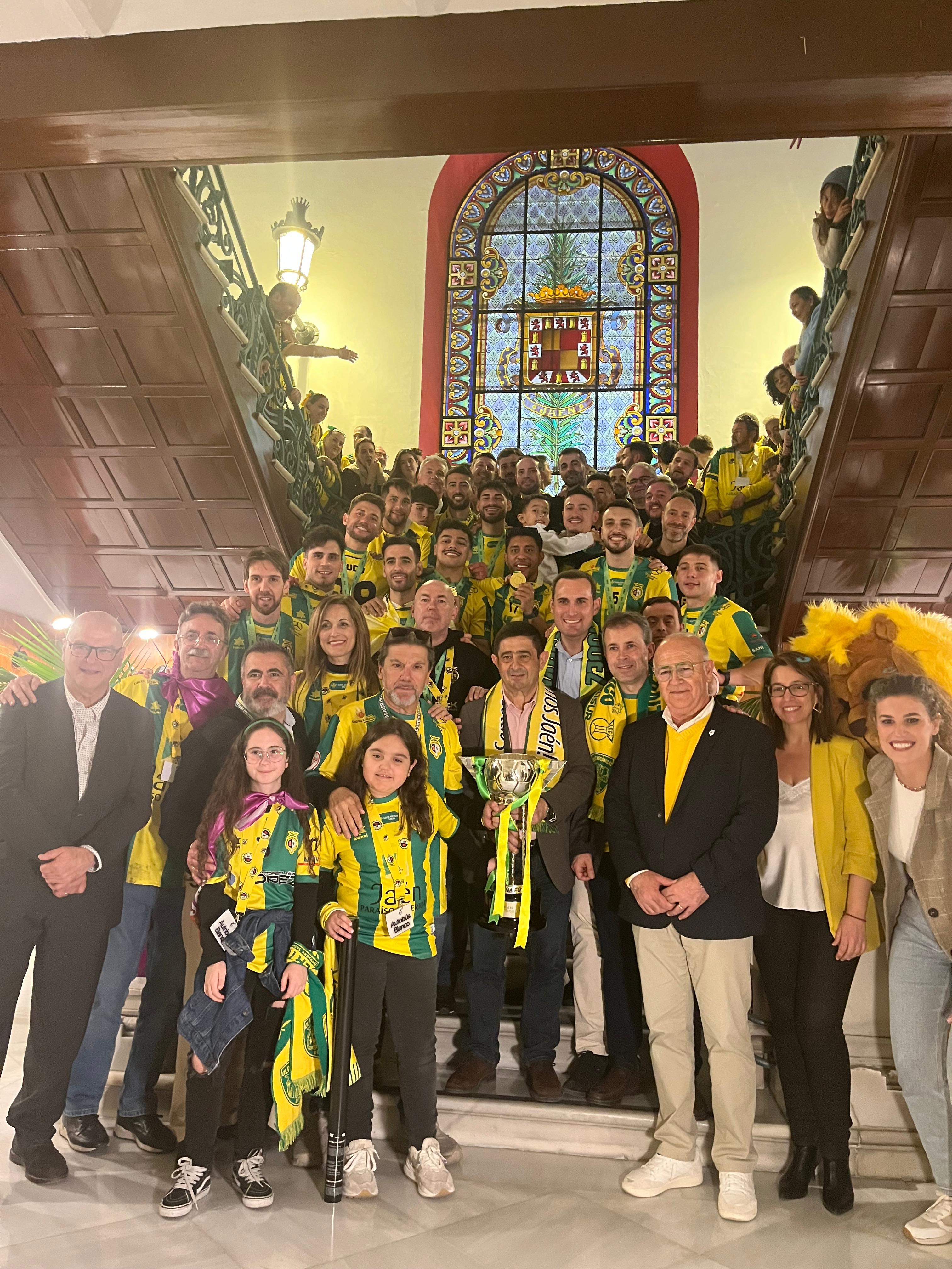 Paco Reyes participa en la recepción oficial al Jaén Paraíso Interior FS tras ganar su cuarta Copa de España | Diputación de Jaén | Ampliar imagen