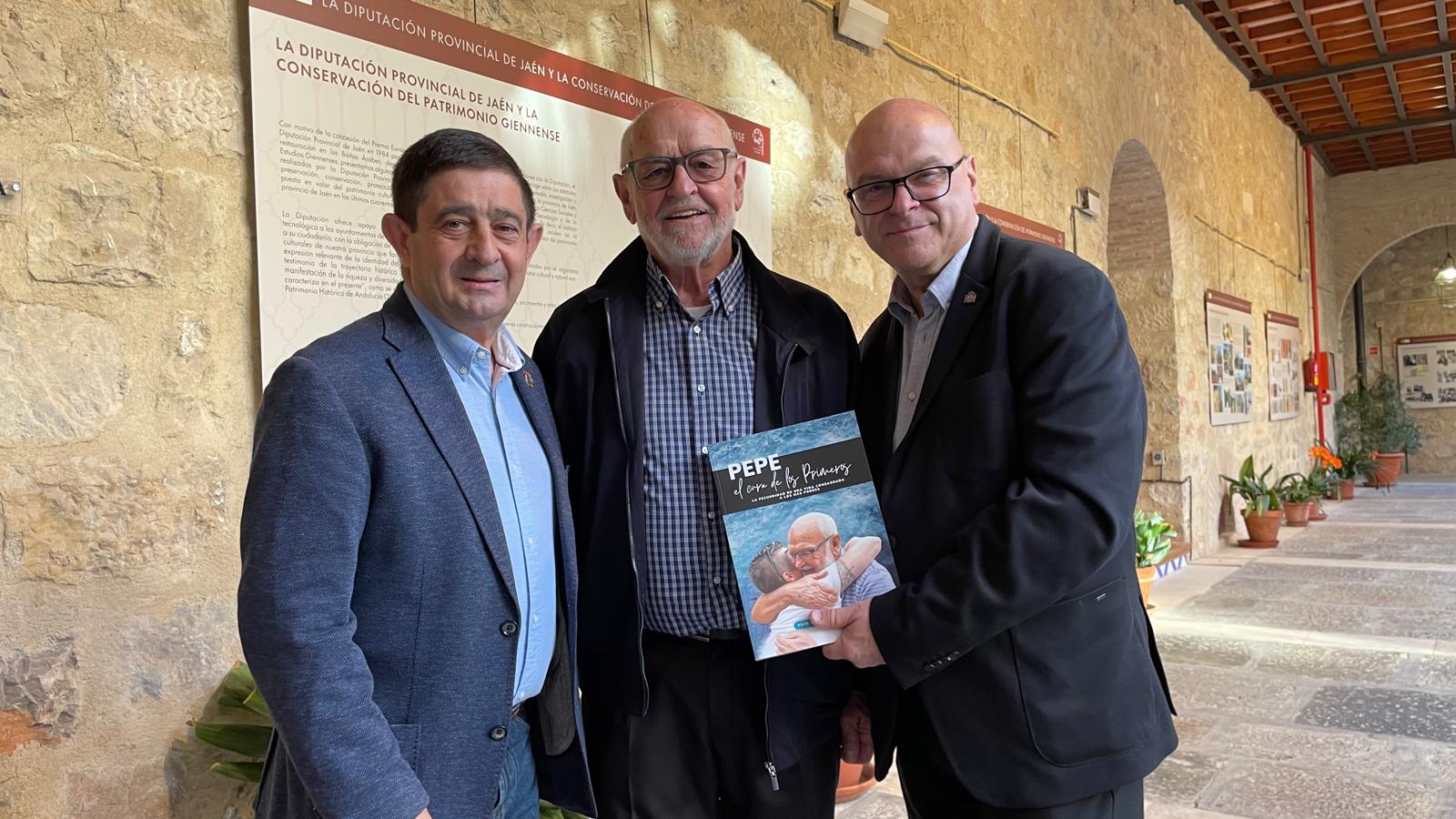 Paco Reyes, Pepe González y Manuel Fernández, con el libro sobre este sacerdote