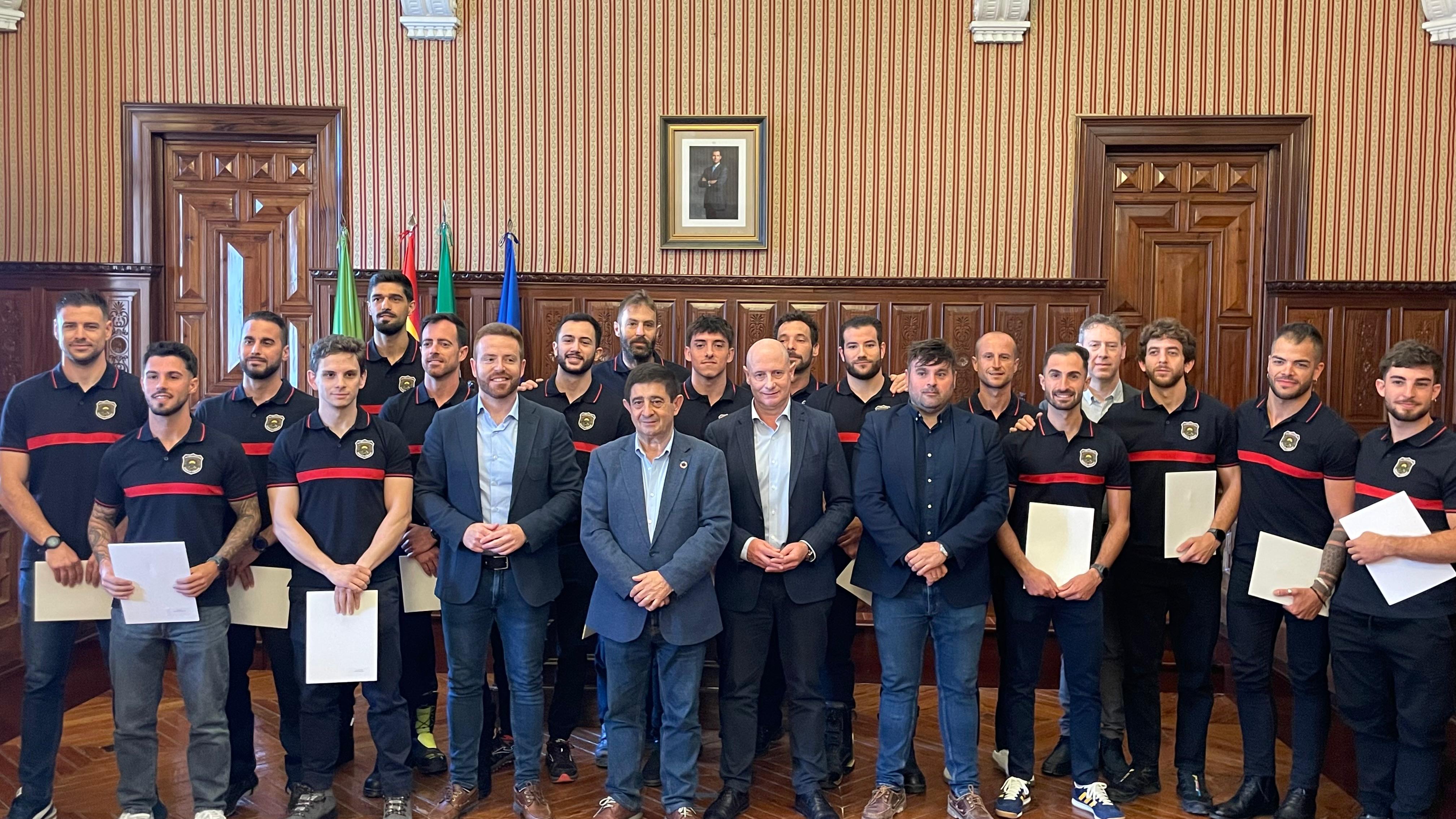 Foto de familia de autoridades asistentes junto a los nuevos bomberos que han tomado posesión como funcionarios de carrera de la Diputación