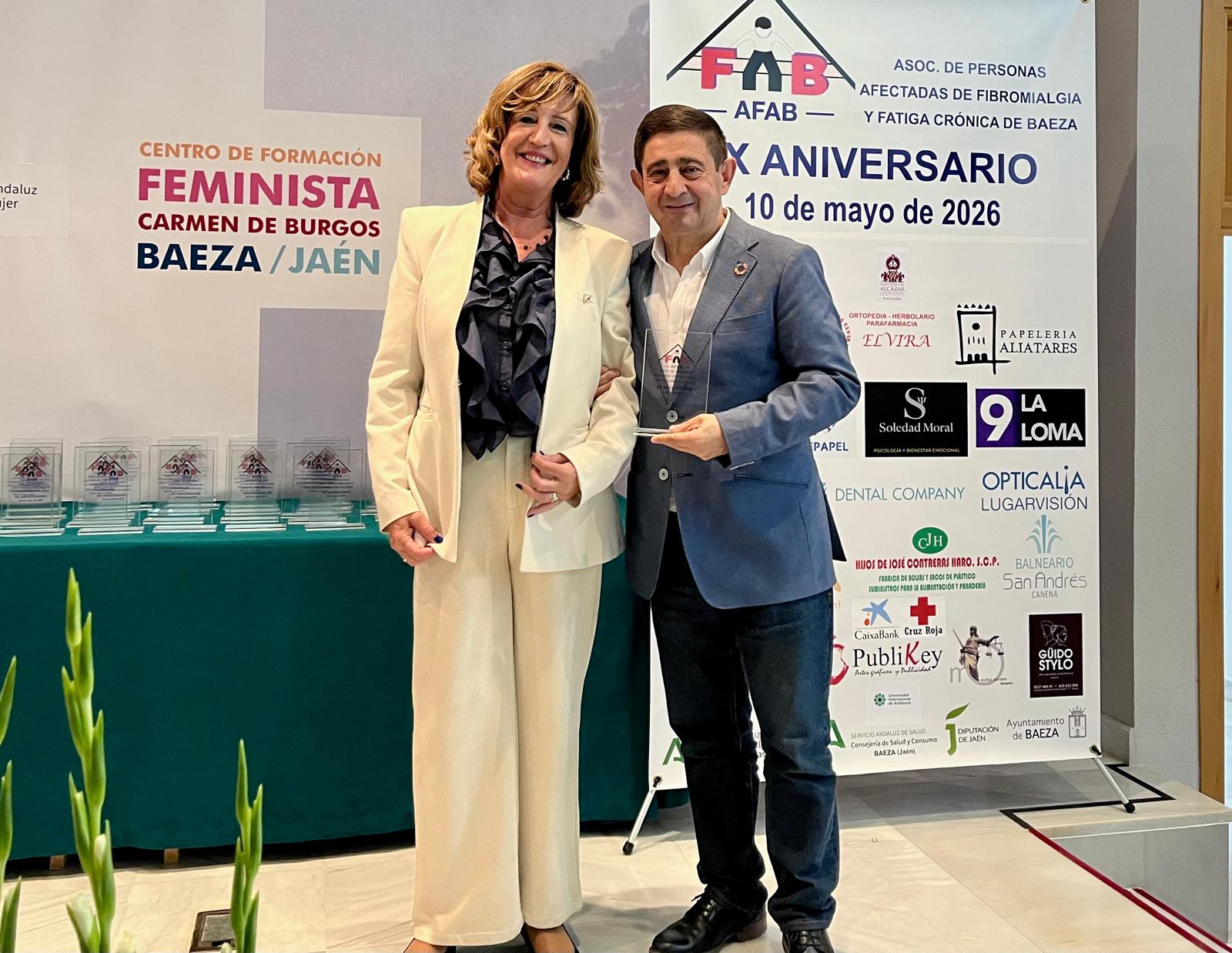 Paco Reyes junto a la presidenta de esta entidad, Encarnación Rodríguez, con el obsequio que le ha concedido AFAB | Diputación de Jaén | Ampliar imagen