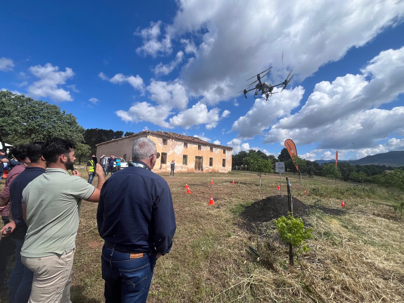 Una de las demostraciones de tratamientos aéreos con dron que se han realizado en esta jornada | Diputación de Jaén | Ampliar imagen