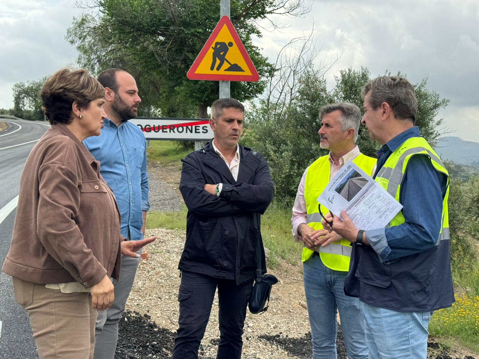 José Luis Agea, segundo por la derecha, junto a responsables de estas entidades de Alcaudete durante su visita a estas obras