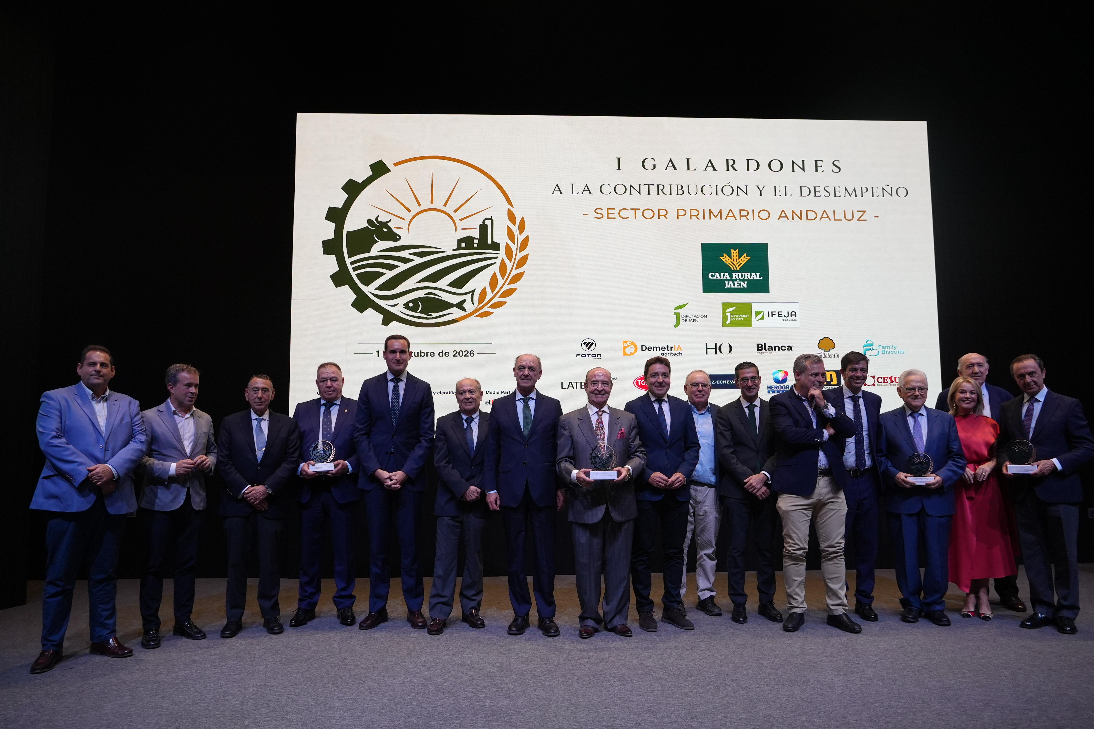 Foto de familia de autoridades y premiados presentes en esta gala de entrega de los I Galardones del Sector Primario Andaluz