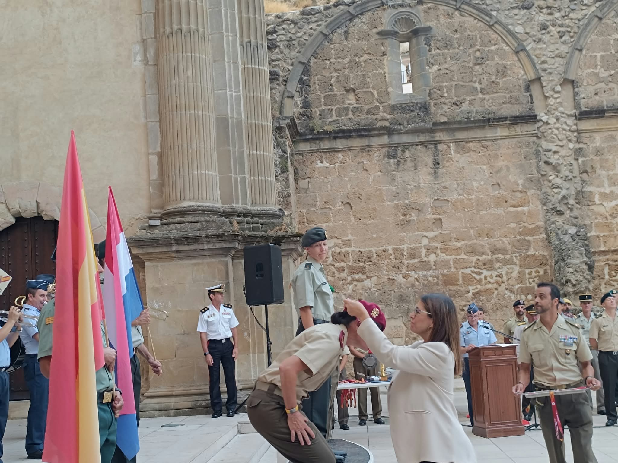 La diputada de Cultura y Deportes entrega su medalla a una de las ganadoras