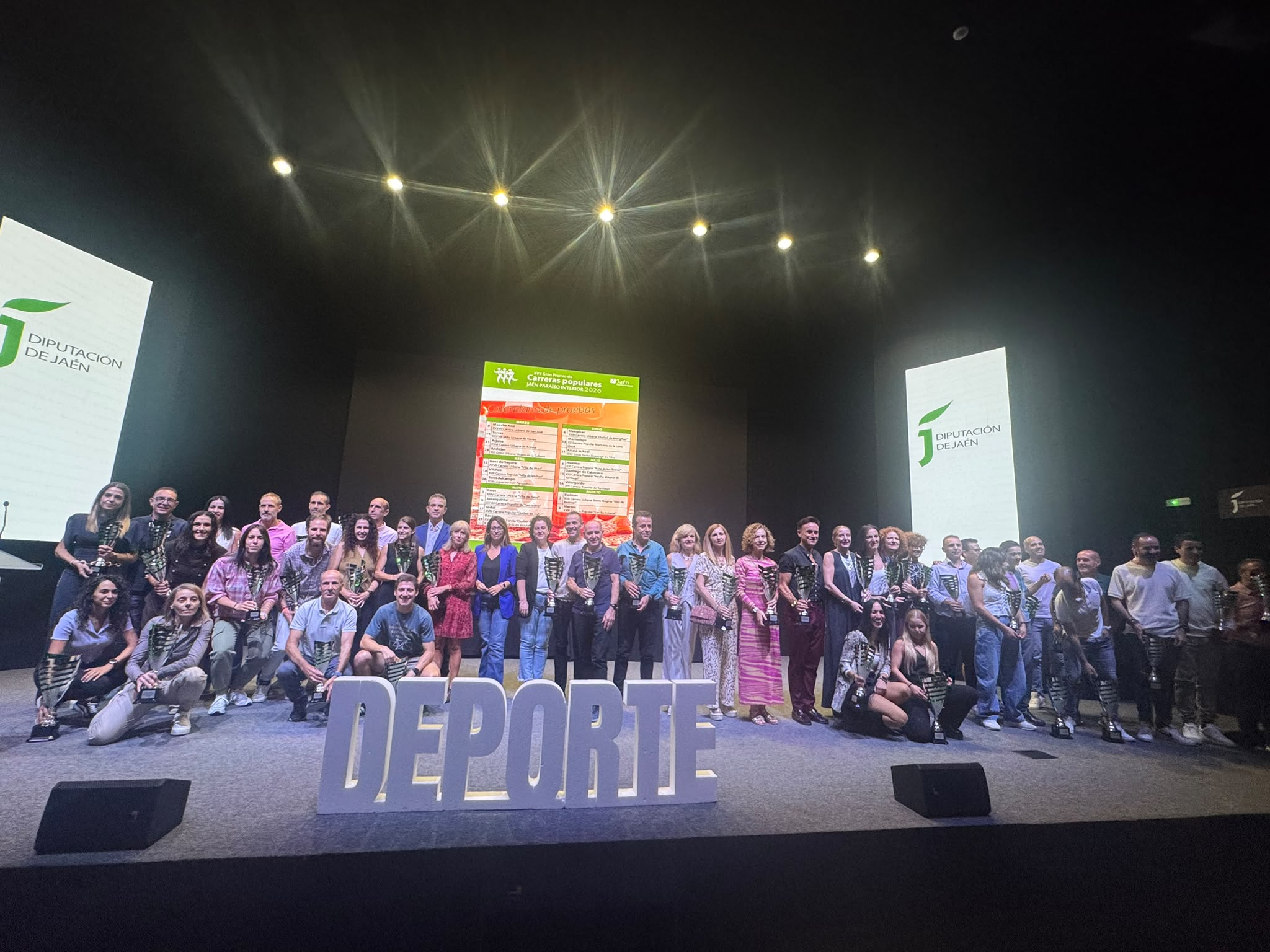 Foto de familia de autoridades y galardonados en el XVII Gran Premio de Carreras Populares “Jaén, paraíso interior”