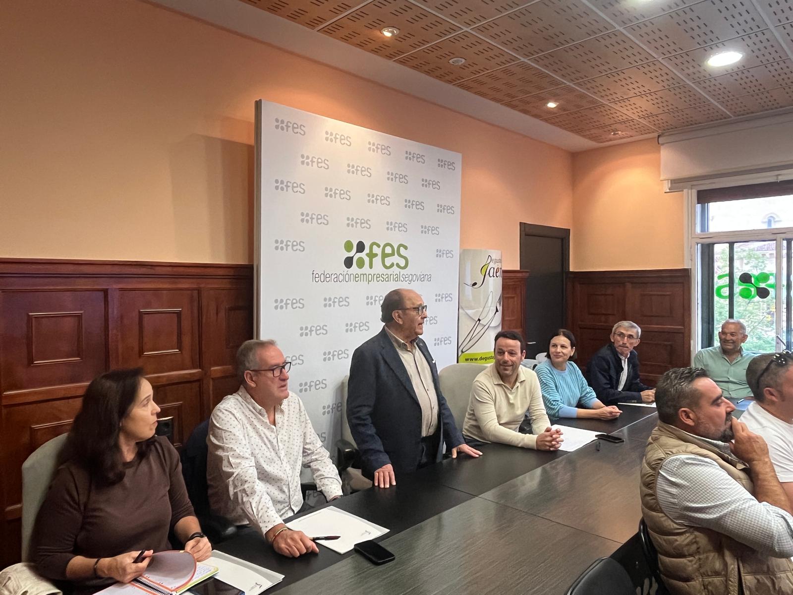 José María Ruiz, presidente de Procose, acompañado por Javier Perales e Isabel Uceda durante su intervención en este acto
