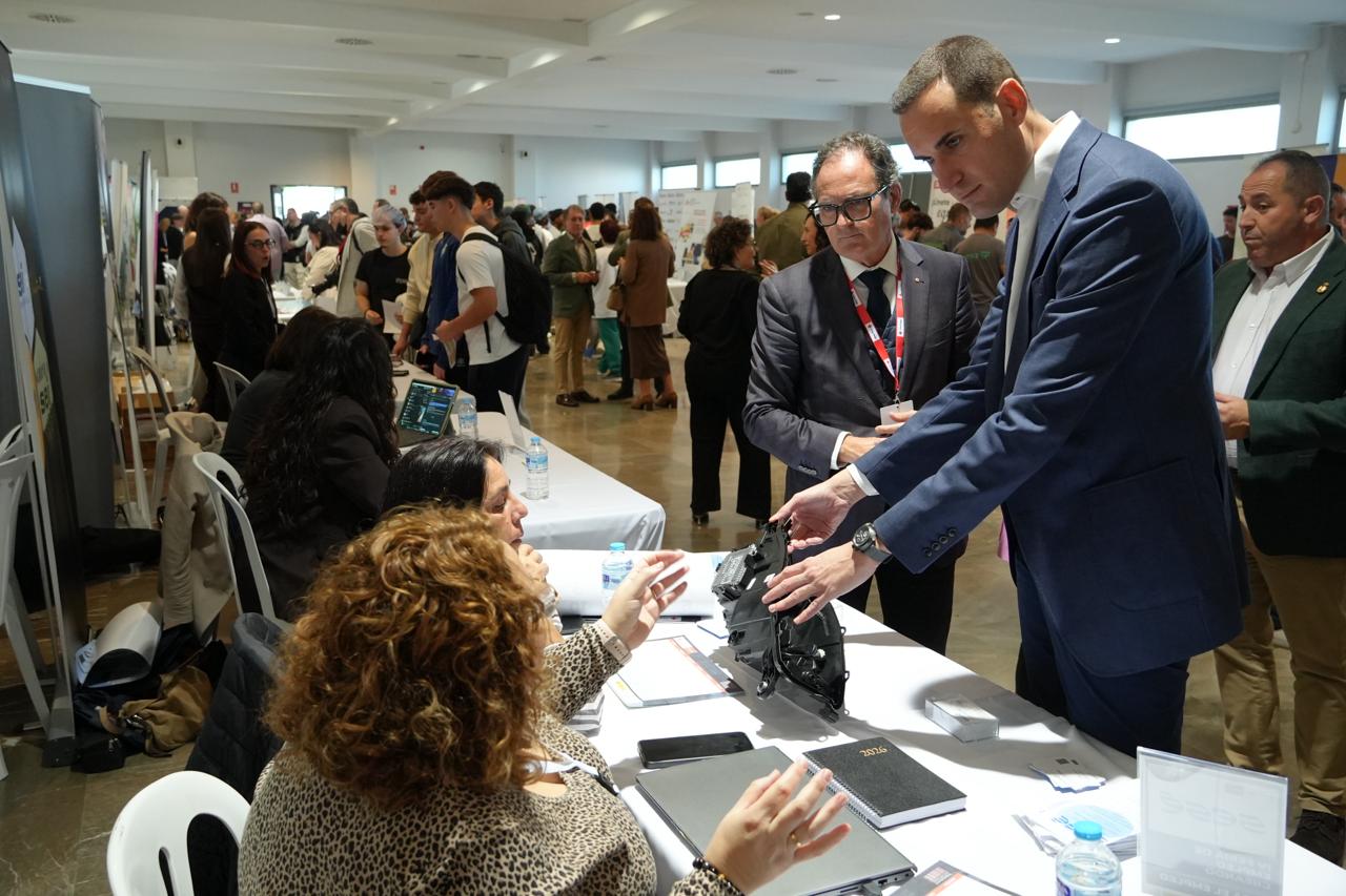 El presidente de la Diputación participa en la apertura de la IV Feria ‘Creando oportunidades para el Empleo’ organizada por Cruz Roja Jaén | Diputación de Jaén | Ampliar imagen