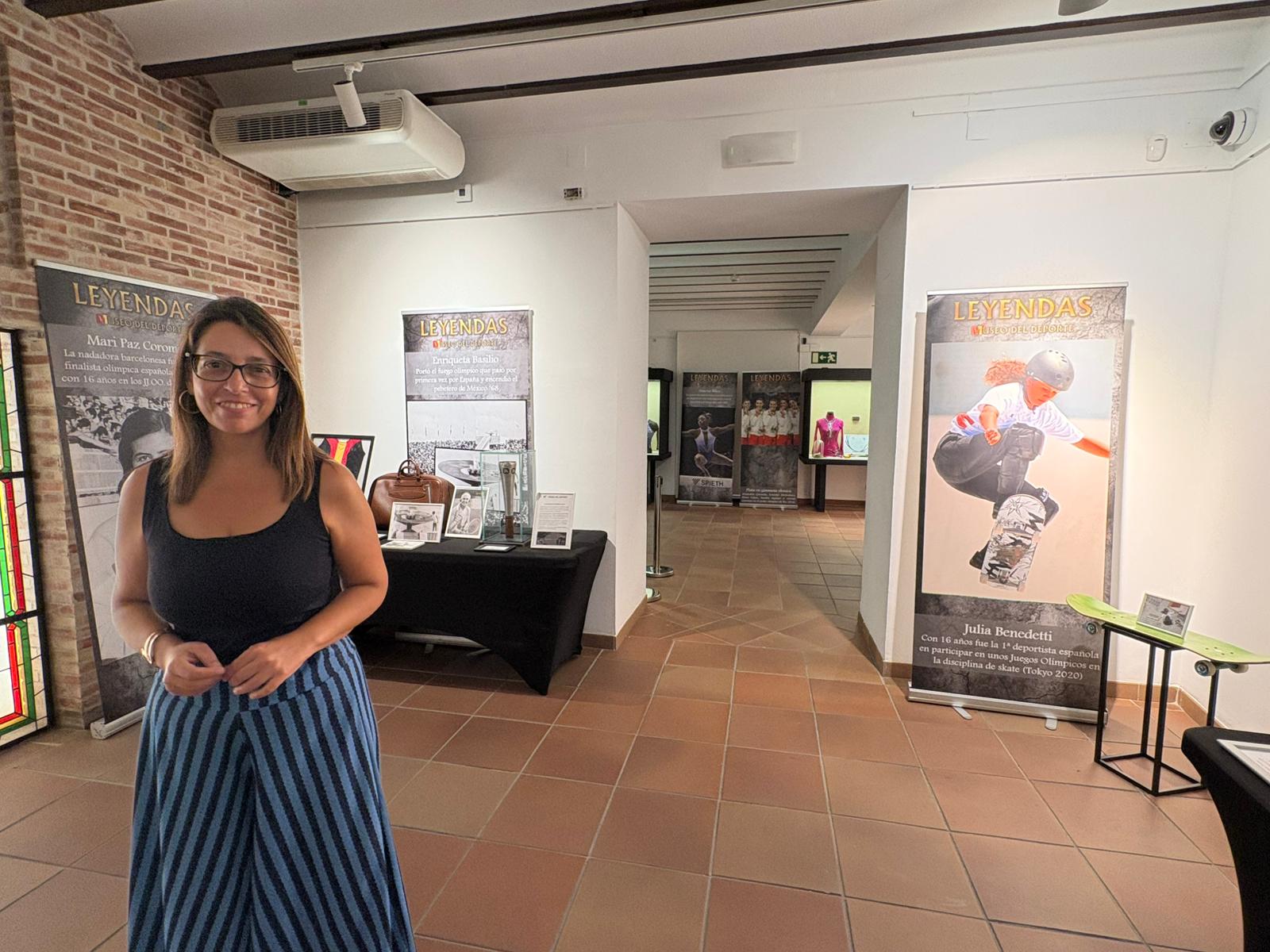 África Colomo, visitando esta muestra que se puede ver en el Centro Cultural Baños Árabes