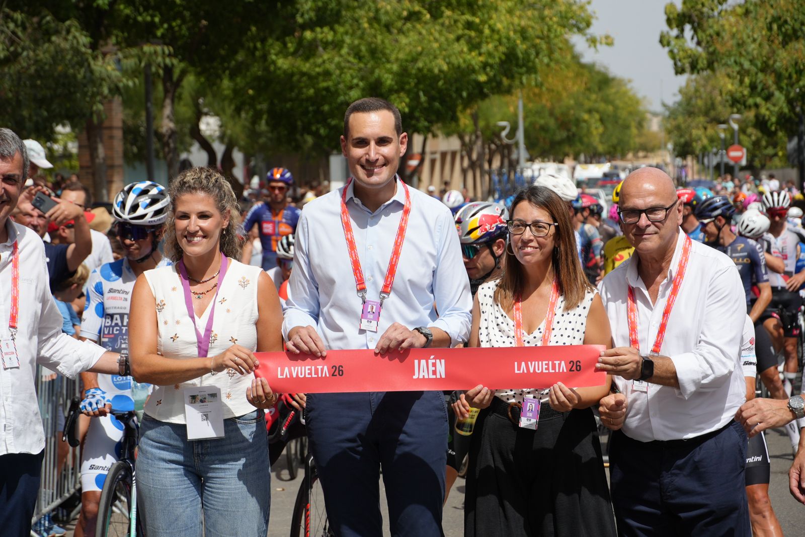 Juan Latorre y África Colomo, junto al subdelegado del Gobierno en Jaén, la concejal de Deportes del Ayuntamiento de Jaén y el director de La Vuelta en la salida de etapa desde Jaén