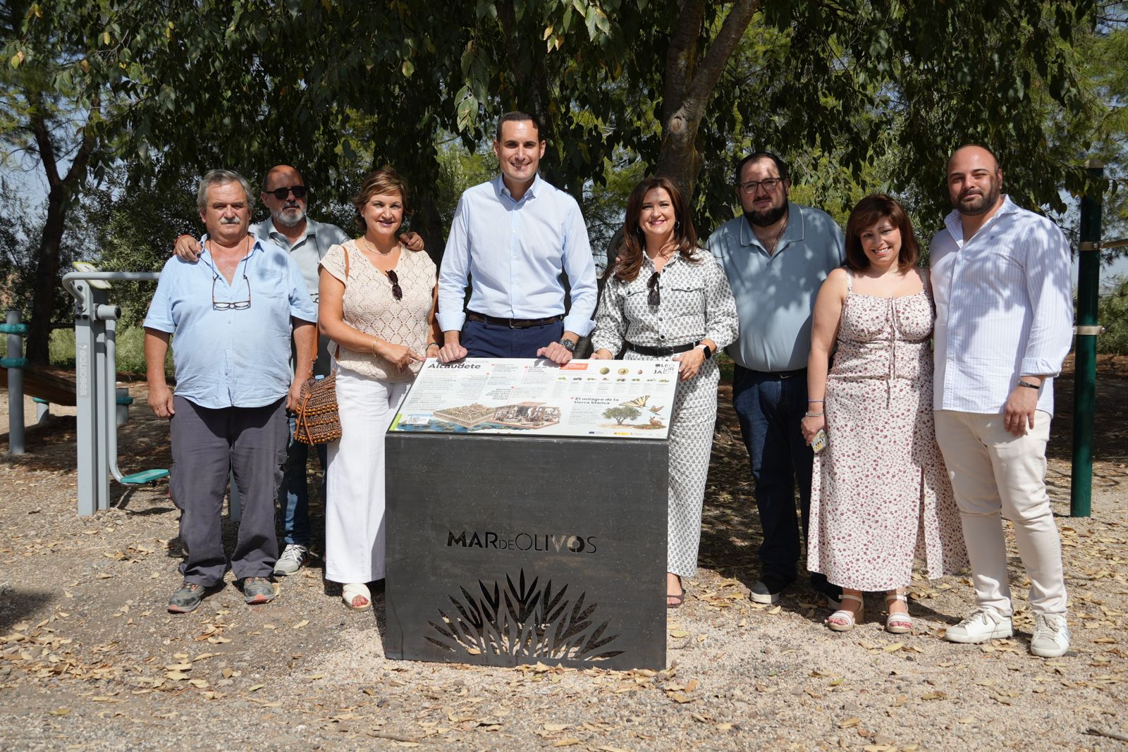 Juan Latorre y Yolanda Caballero, en el centro, durante su visita a la antigua estación de Alcaudete