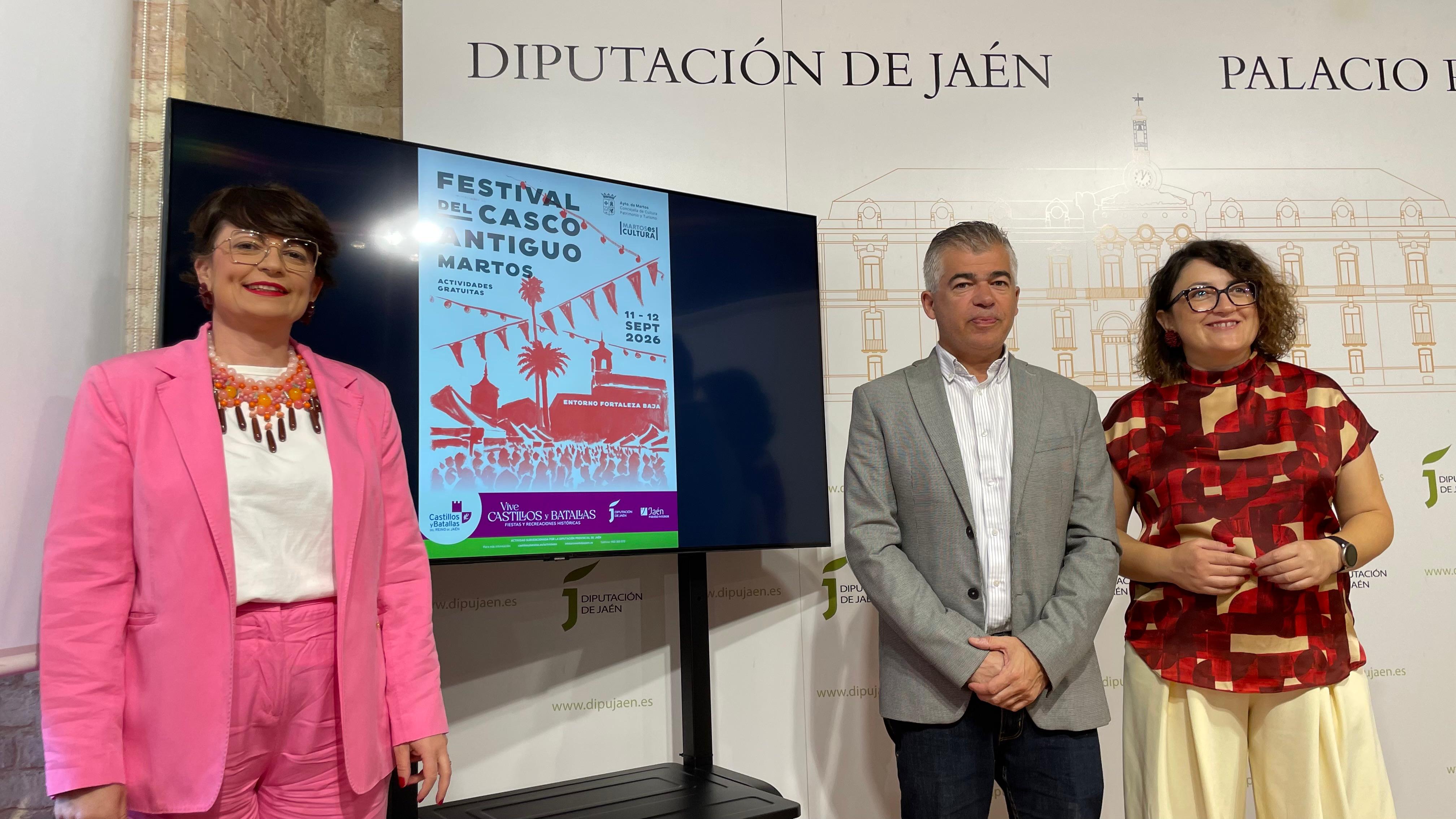 Inés Arco, Emilio Torres y Elena Molina, flanqueando el cartel de este festival