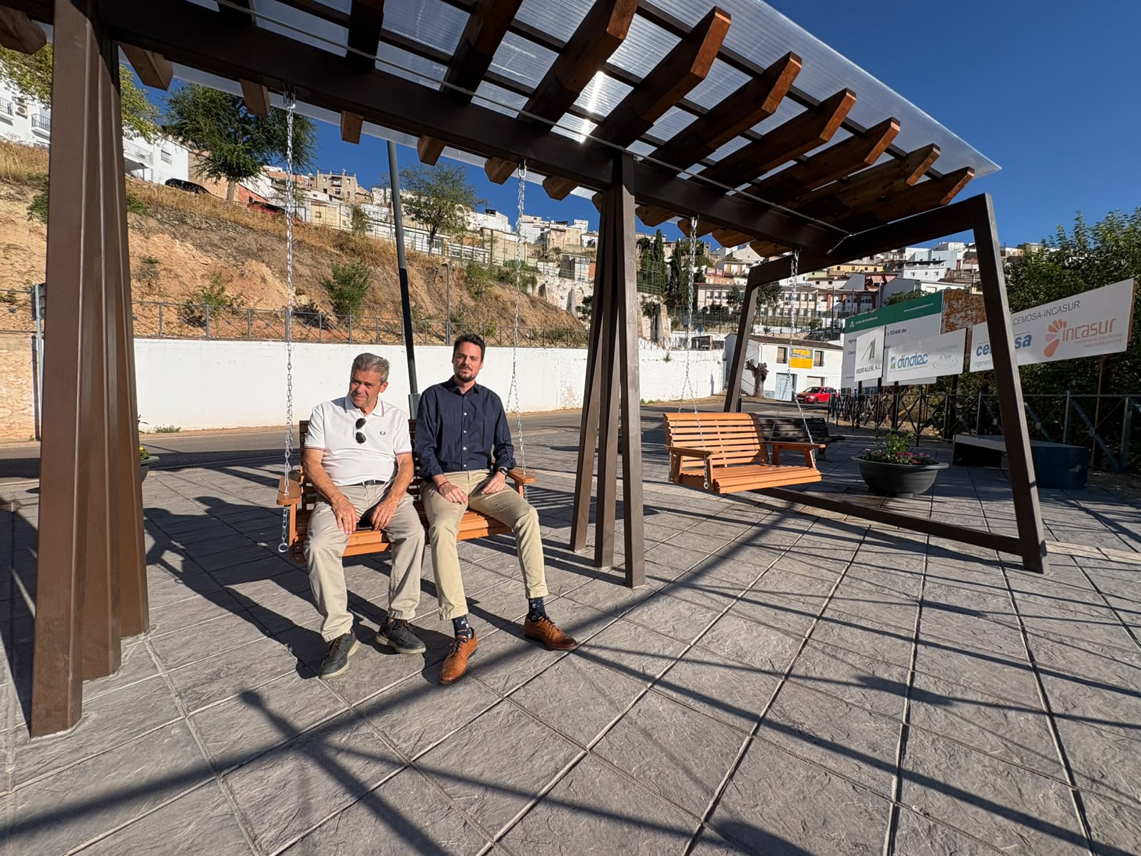 Santiago Rodríguez y Francisco Javier Lozano en el mirador-columpio de Chiclana de Segura