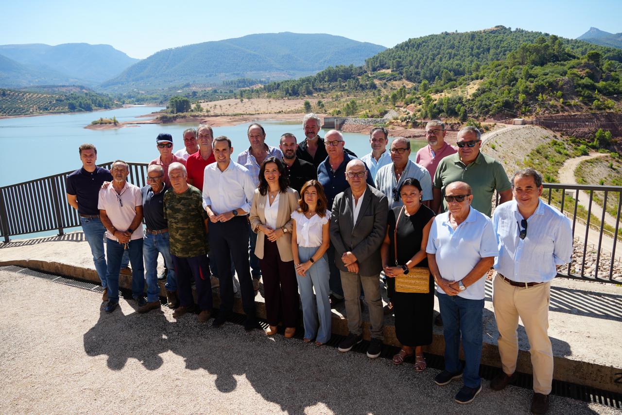 Juan Latorre y Gloria Martín, en el centro de la primera fila, junto a responsables de comunidades de regantes segureñas