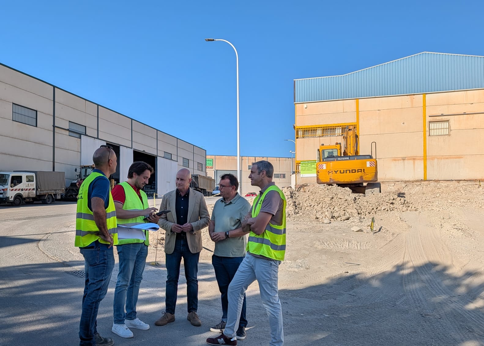 José Luis Hidalgo y Cristóbal Rodríguez, en el centro, durante su visita a esta actuación