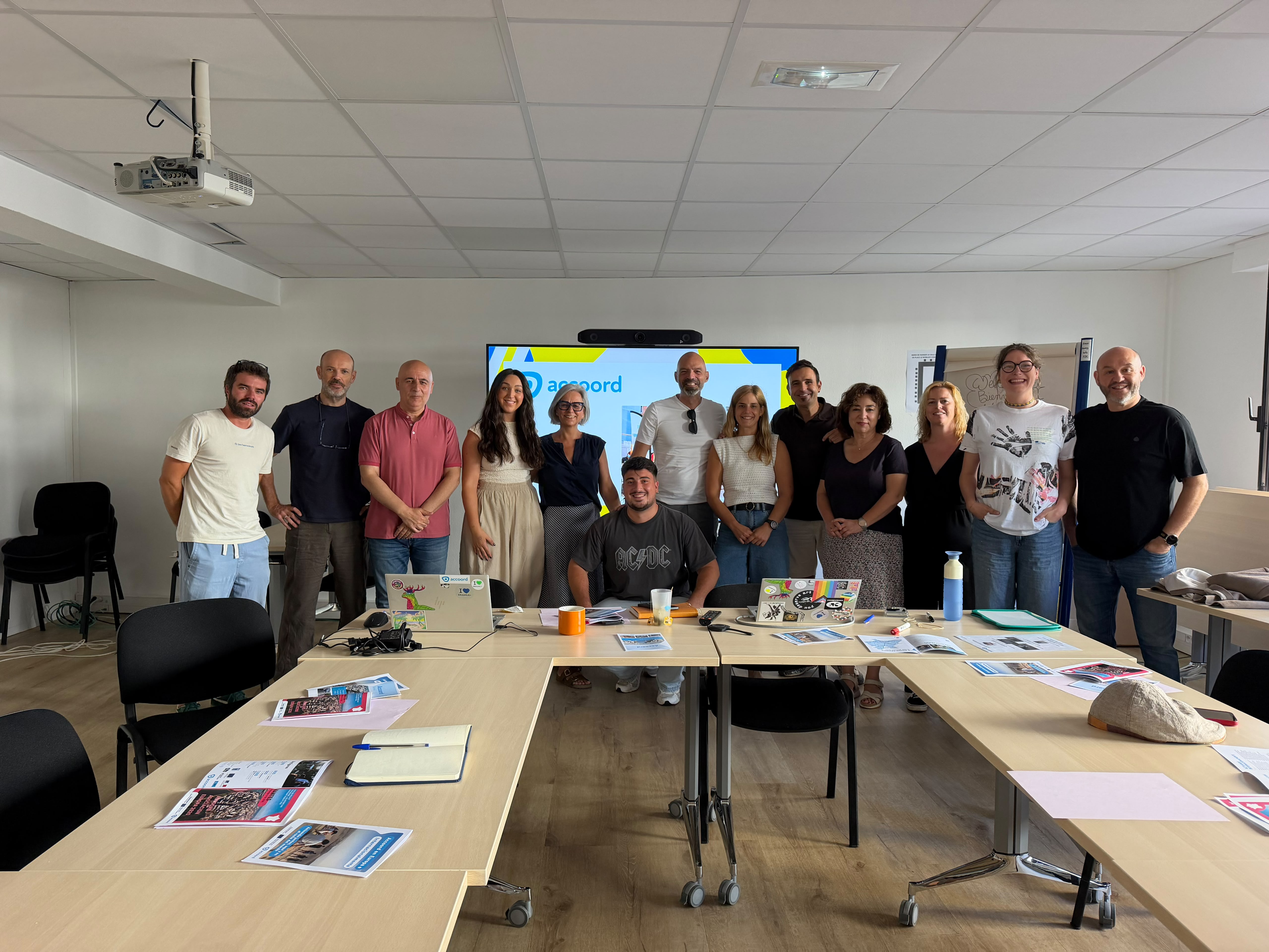 María Dolores Ruiz, cuarta por la izquierda, junto a profesionales en materia de juventud que han participado en este encuentro de trabajo | Diputación de Jaén | Ampliar imagen