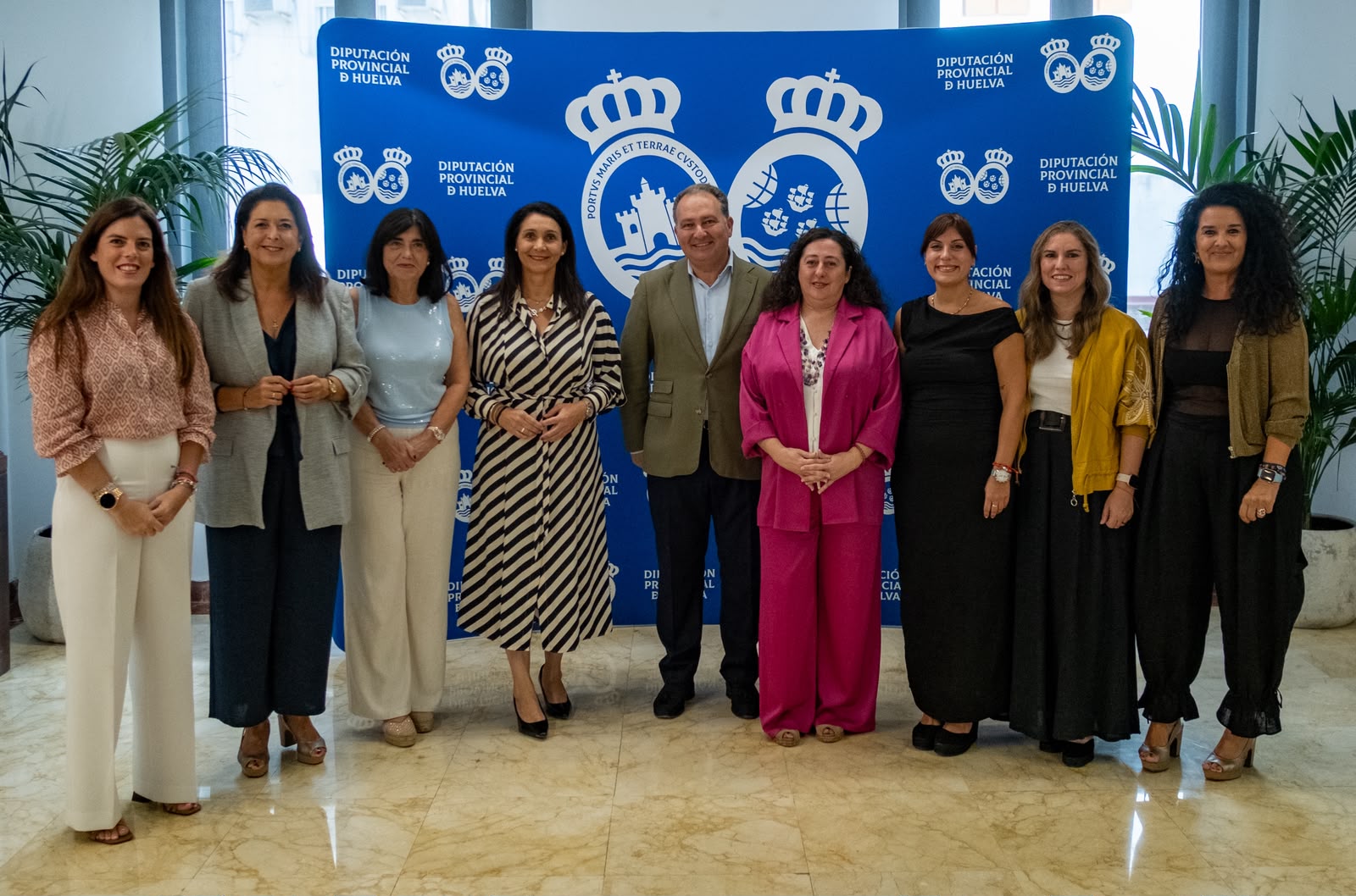 Francisca Medina, tercera por la izquierda, junto a otras responsables de Igualdad andaluzas y el presidente de la Diputación onubense | Diputación de Jaén | Ampliar imagen