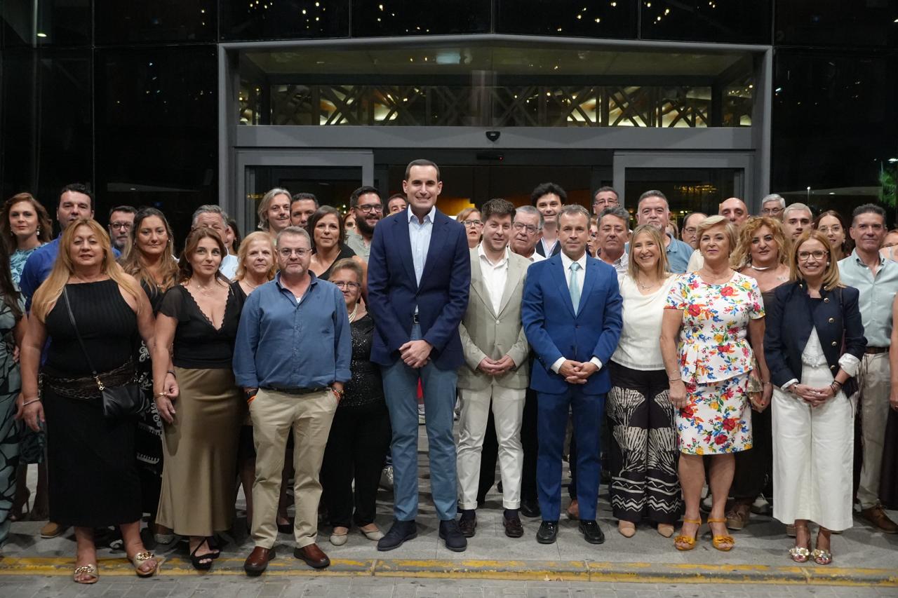 Foto de familia de autoridades y responsables del colectivo vecinal