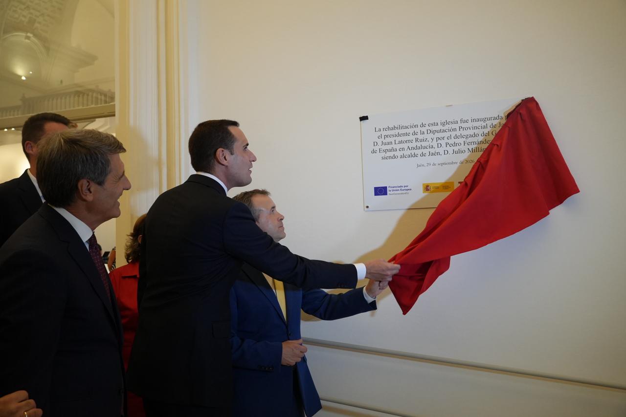 Juan Latorre y Julio Millán han descubierto la placa inaugural tras la rehabilitación de esta iglesia | Imagen en ventana nueva | Diputación de Jaén