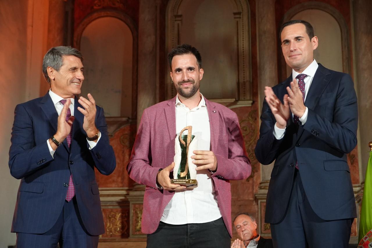 Pedro Fernández y Juan Latorre junto a Alfonso Góngora, presidente del colectivo de artesanos de Úbeda | Imagen en ventana nueva | Diputación de Jaén